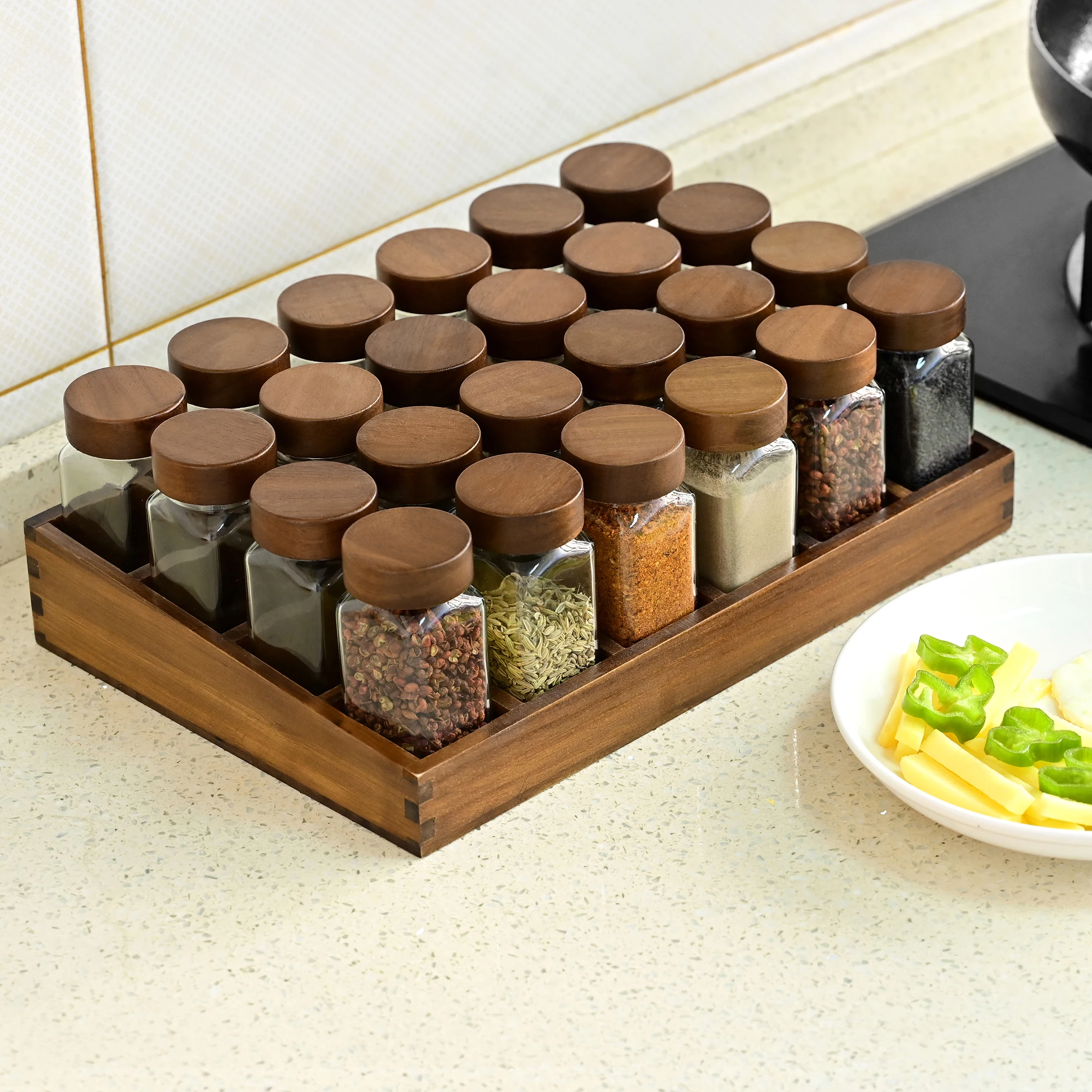 Set mit 12 oder 24 Glas-Gewürzgläsern inklusive Holzregal, luftdichte, quadratische Gewürzgläser mit Holzdeckeln, Küchenregal – Detail 3