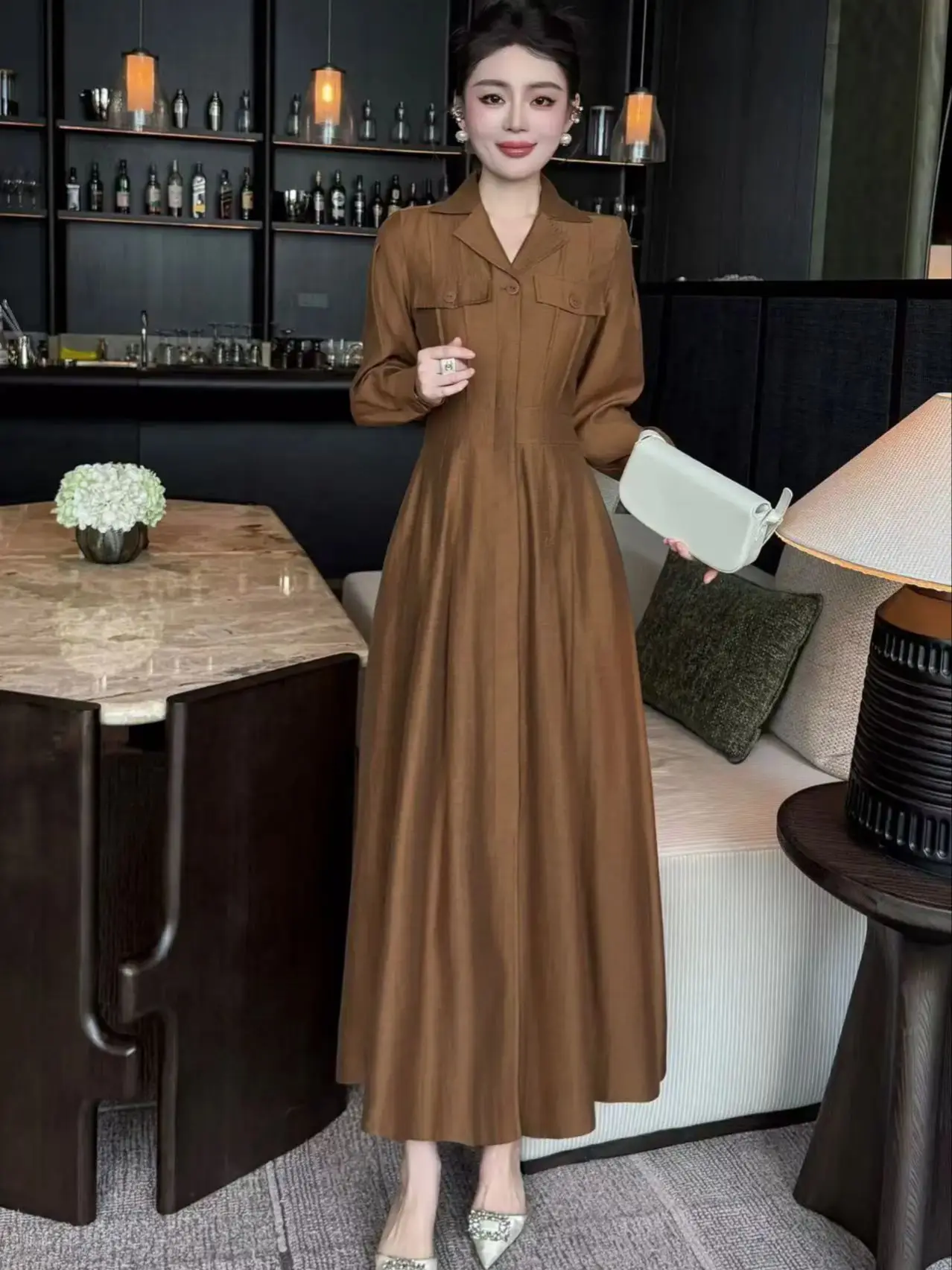 ชุดเดรสสไตล์เสื้อเชิ้ตที่หรูหราพร้อมแขนยาวและดีไซน์กระเป๋า