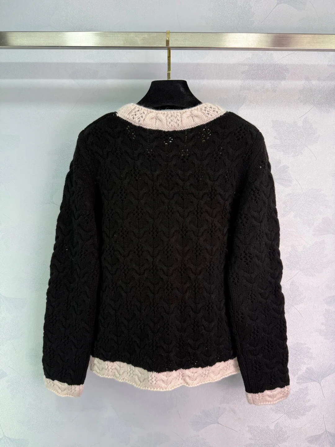 

The Latest Series of 2025 Early Autumn! The Official Website Is Synchronized Black and White Knitted Pullover Sweater!