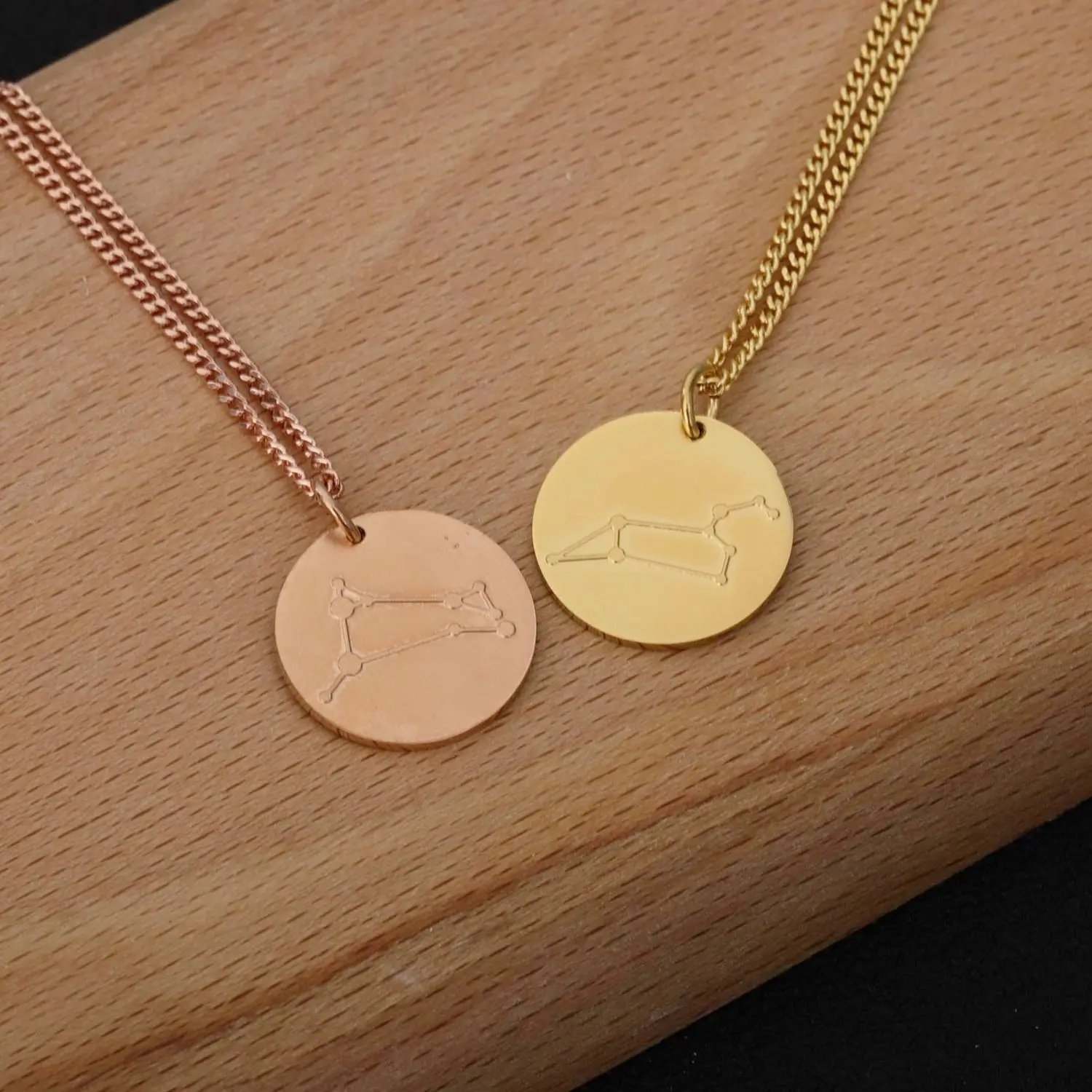 

Customized Constellation Pattern Small Round Sheet Necklace High -quality Stainless Steel Round Couple Pendant Friendship Gift