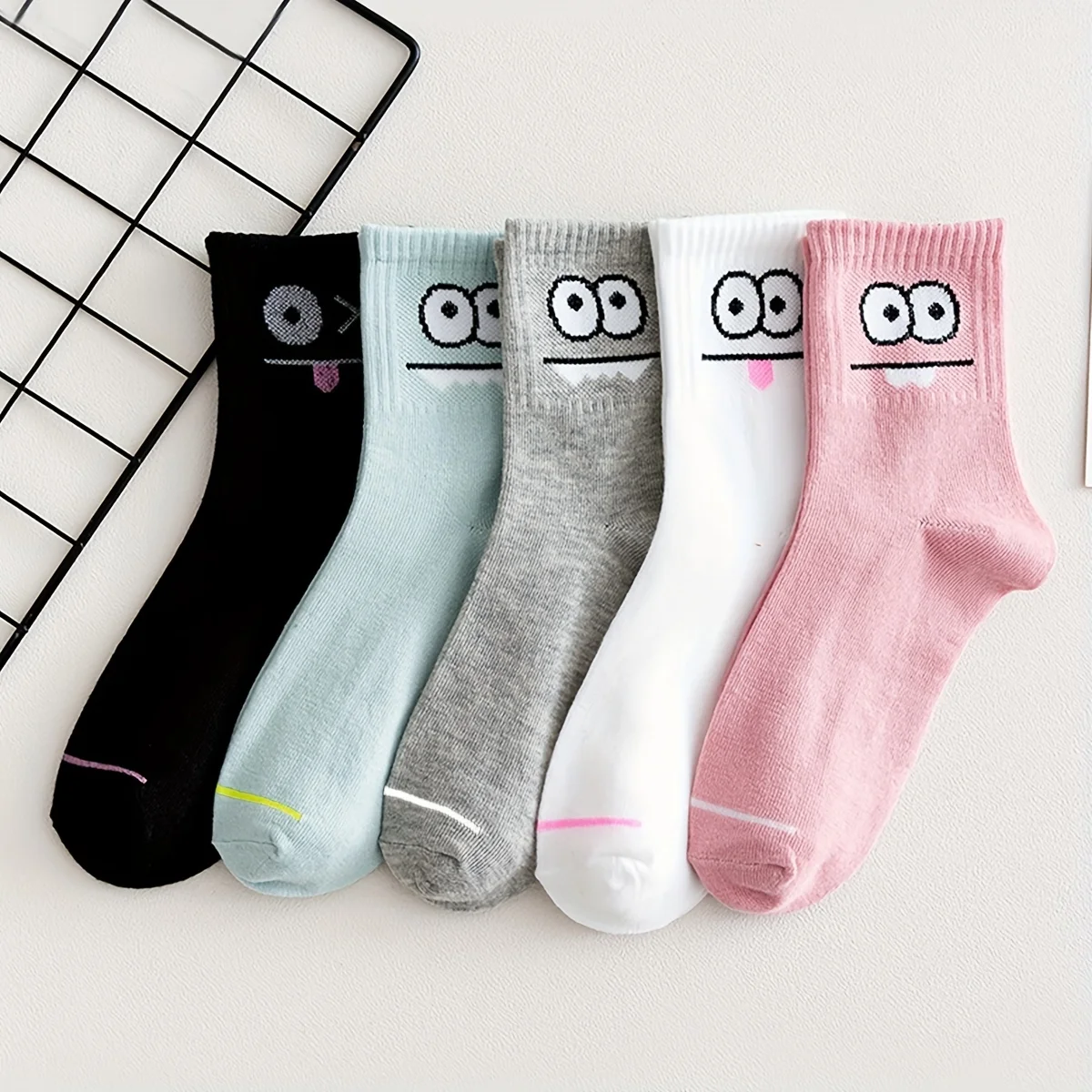 5 قطع من جوارب الكاحل الكرتونية ذات العين الكبيرة - راحة مسامية لجميع المواسم، تصميم وجه مبتسم لطيف، ألوان متنوعة (أسود/أبيض/وردي/ #5