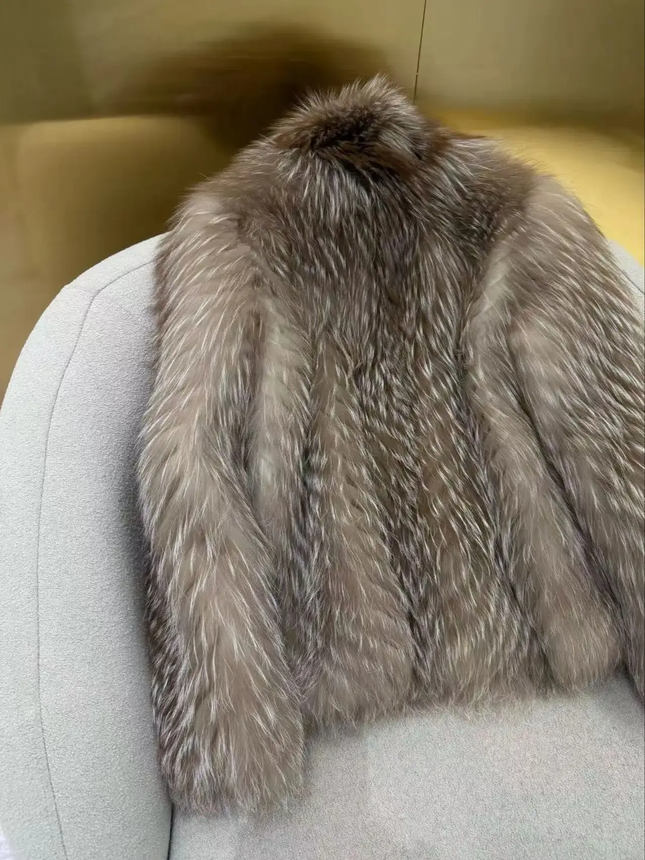 高品質のシルバーフォックスのスタンドカラー付きコートを輸入しました