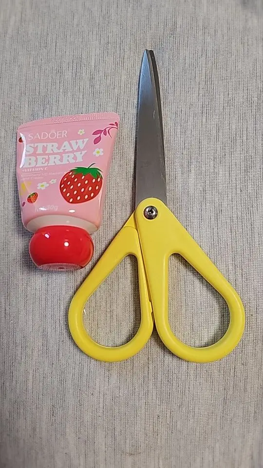 Strawberry VC Hand Cream - 30g Brightening Moisturizer for Winter, Repairs Dry Cracked Skin, Lightweight Fast Absorbing Formula photo review