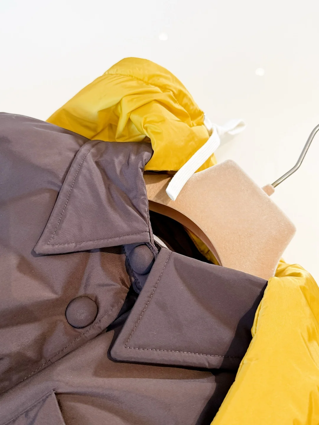 Piumino corto color block con cappuccio giallo, cappotto oversize in cotone, streetwear da donna, moda 2025