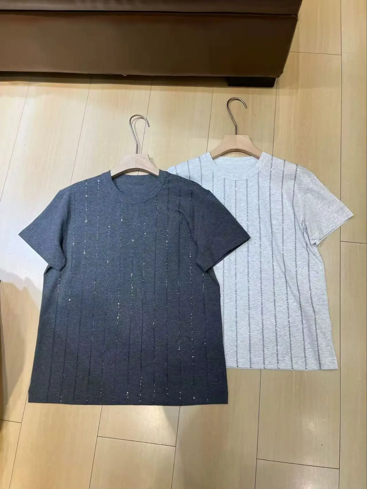 

Летняя полосатая футболка из 100% хлопка с короткими рукавами и вышивкой бисером.