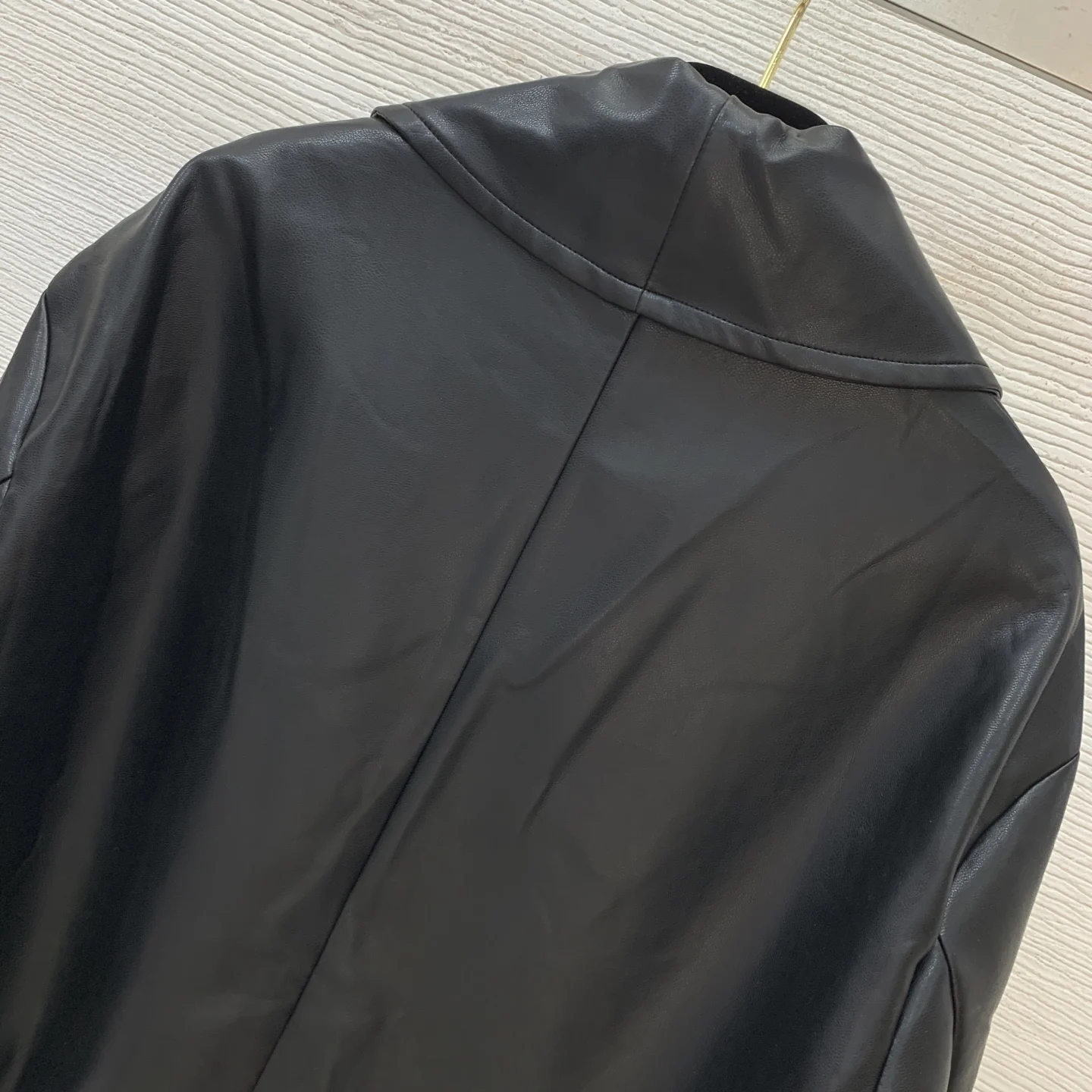 سترة نسائية جديدة عصرية كبيرة الحجم من جلد البولي يوريثان بأكمام واسعة مع نسيج تشبه الفراء وتصميم عالي الياقات