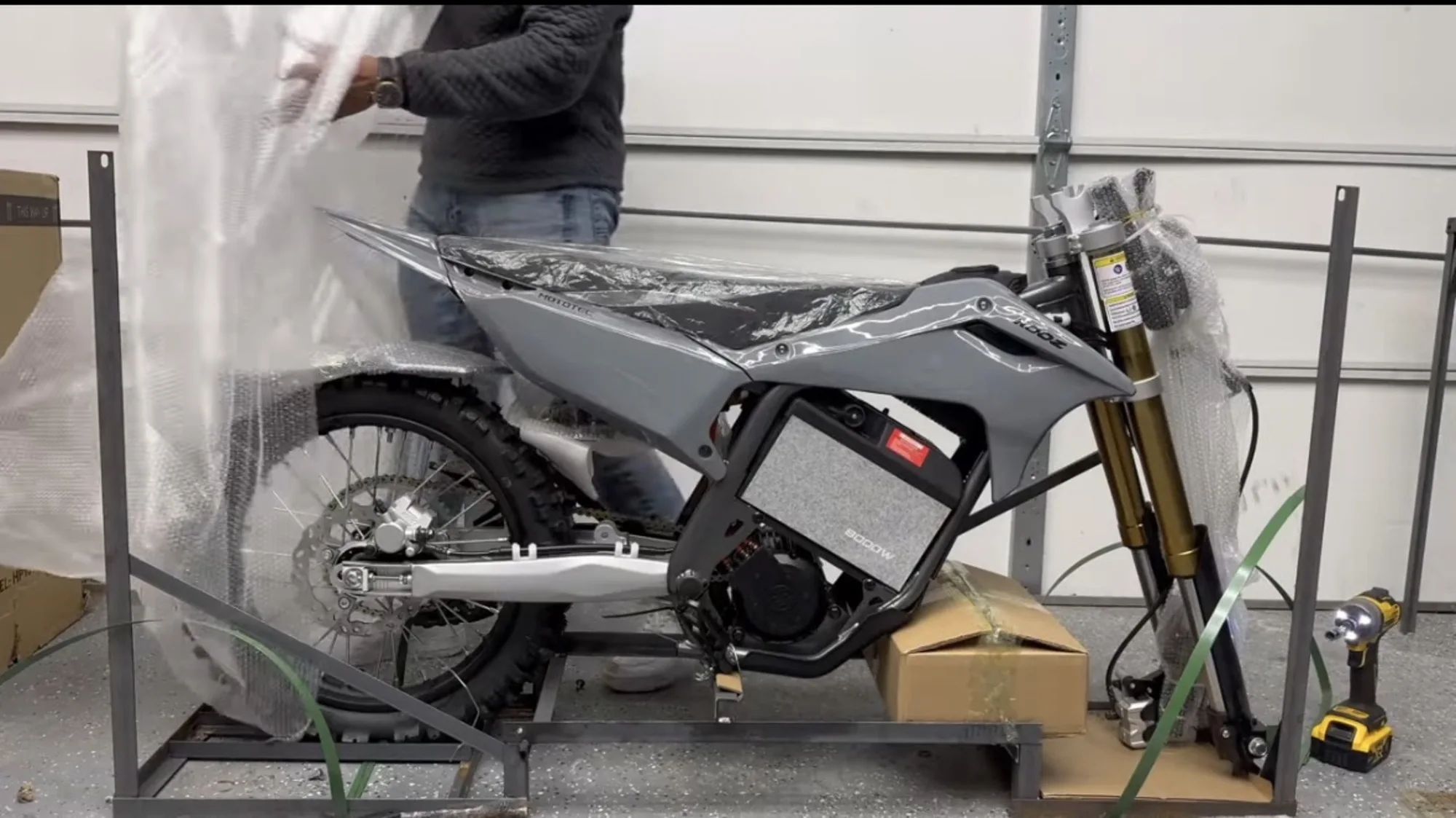 FAVORABLE KOOZ HP131E-L 72V 8000W Electric Dirt Bike Motorcycle for Adults, 35AH Lithium Battery