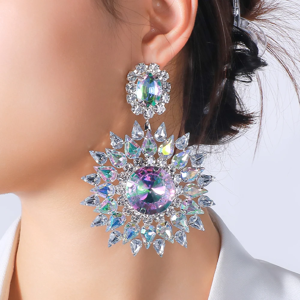 

Женские серьги-подвески с крупным кристаллом