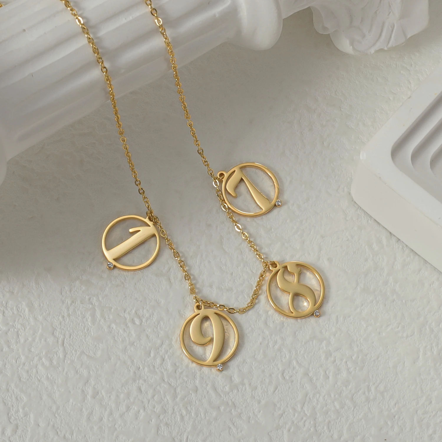 Personalizowany naszyjnik z in – Initial Letter Necklace 18K Gold recenzja i cena