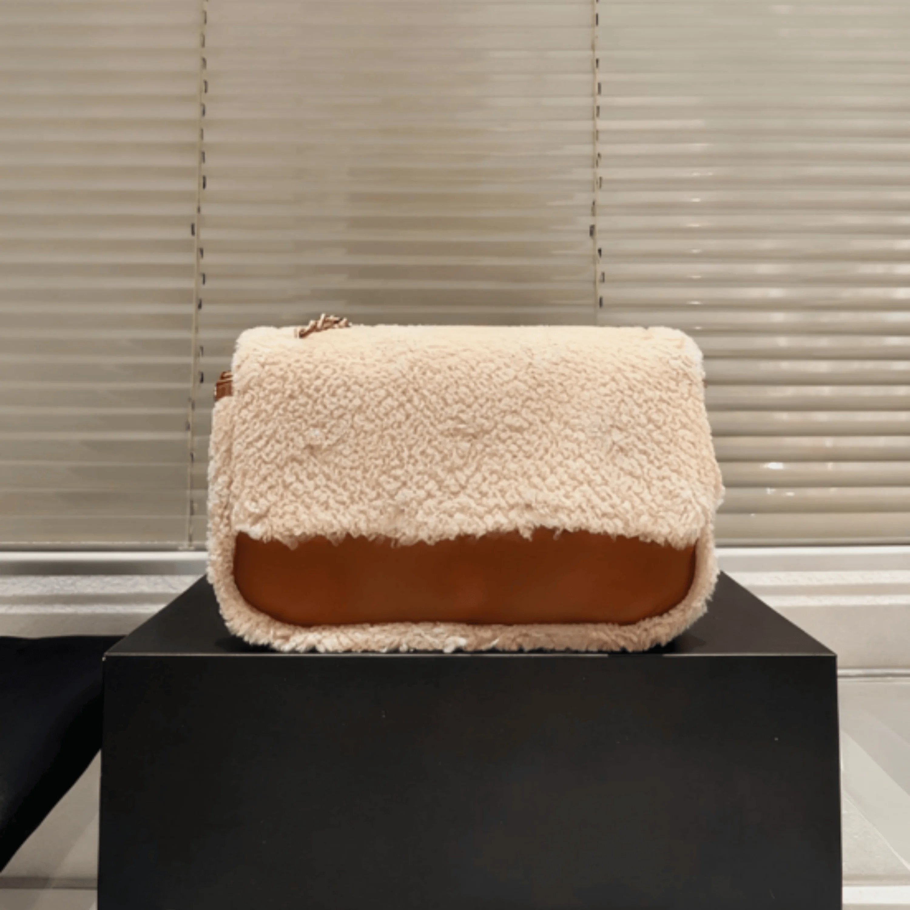 

2025 Women Bag Autumn Winter Retro Fashion Senior Simple Casual Fluffy Women Bag 25cm