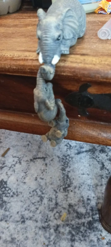 3pcs/set Cute Elephant Figurines Mother Elephant Holding Baby Elephant Hanging Off The Edge of Shelf or Table Resin Crafts photo review