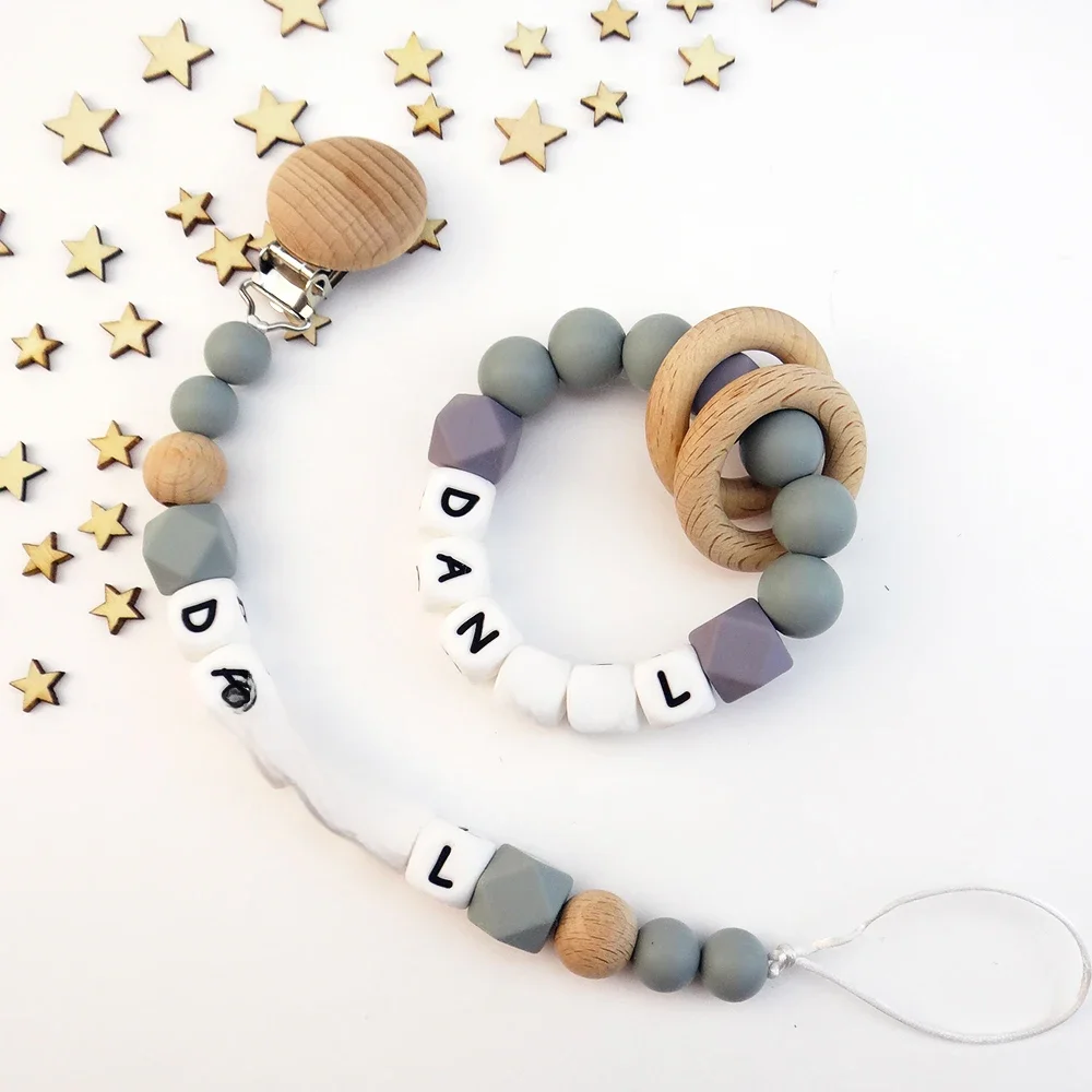 2 szt. Spersonalizowane imię klips do smoczka silikonowe koraliki z literami bransoletka na ząbkowanie drewniany uchwyt na sutek łańcuszek do smoczka prezenty na Baby Shower — zdjęcie 2