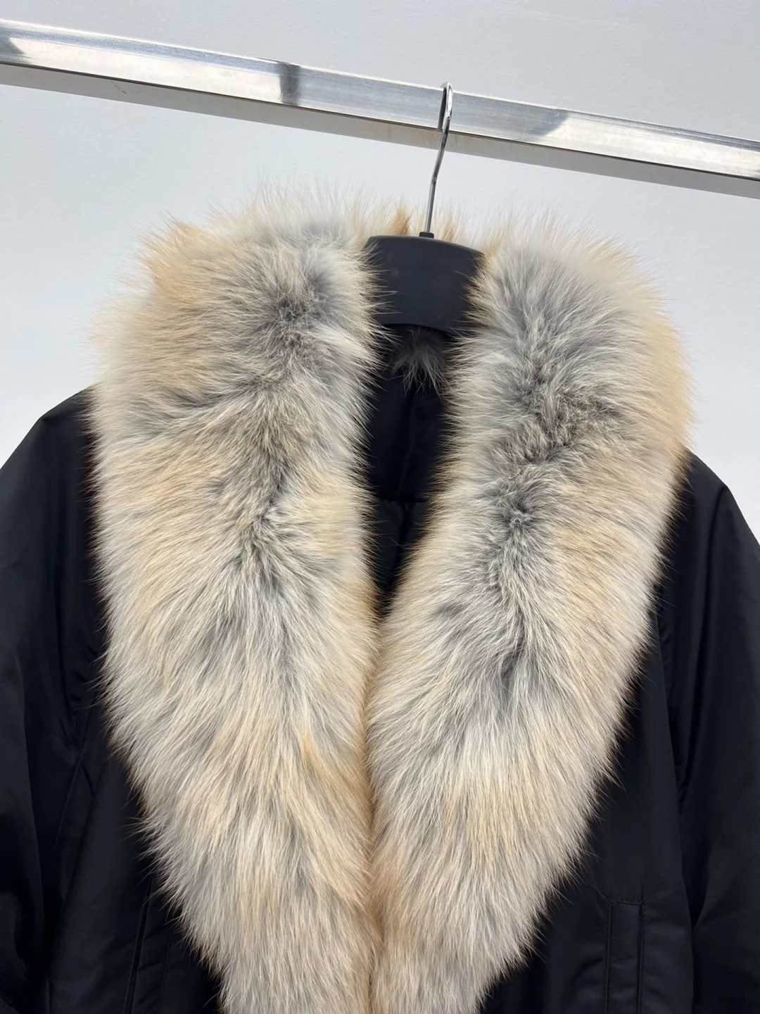 سترة كبيرة الحجم بياقة من فرو الثعلب وغطاء للرأس قابل للفصل 90% من ريش الأوز الأبيض معطف منتفخ حديث ملابس خروج عصرية للنساء شتوية