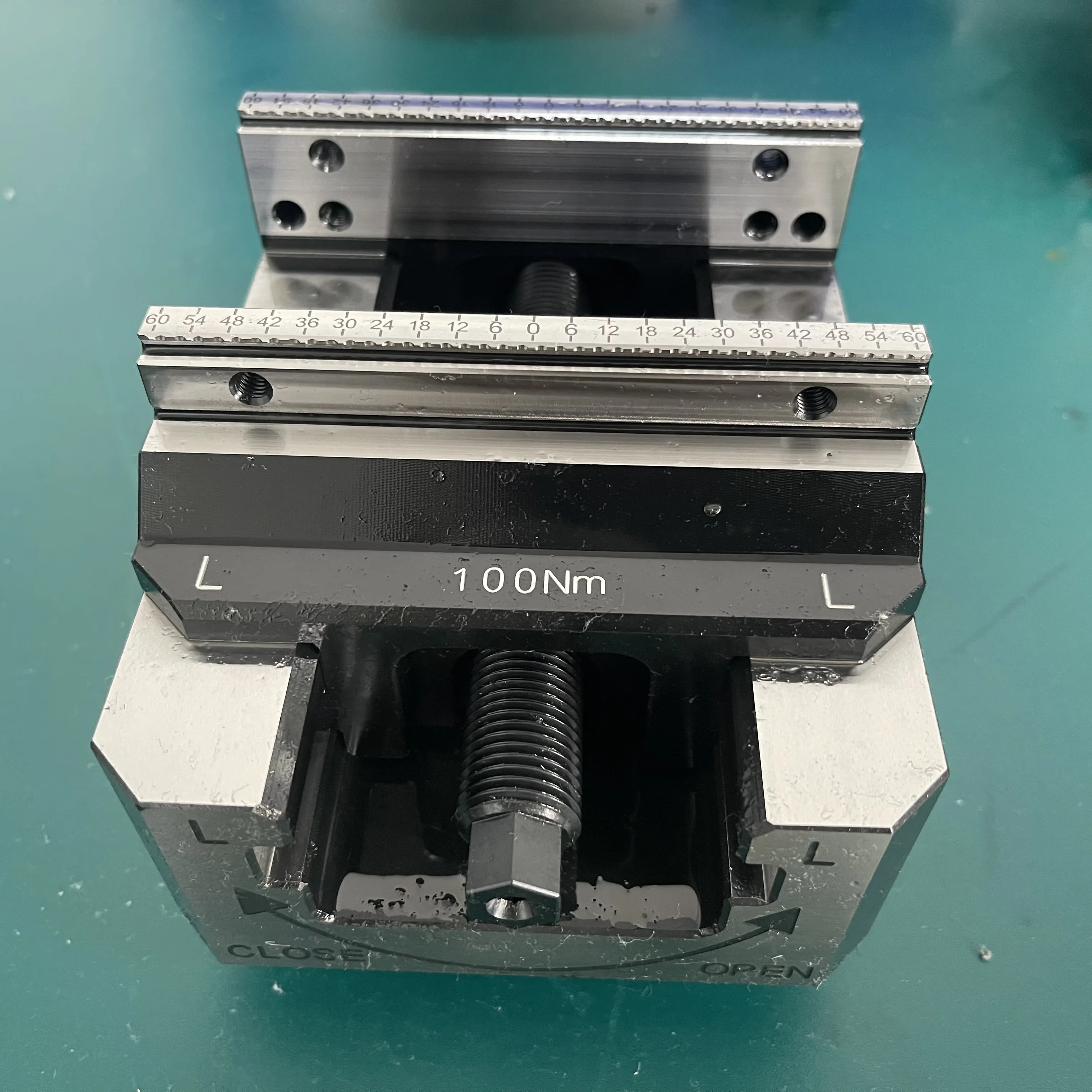 Self-centering Vise