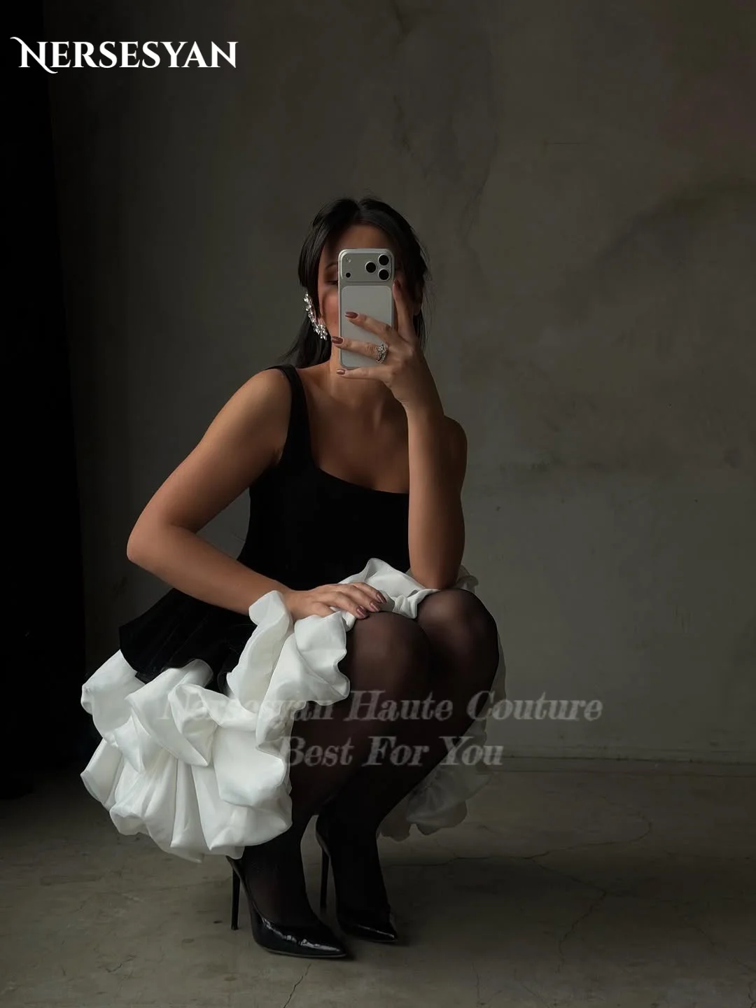 Nersesyan Elegante Velours Galajurken Vierkante Kraag Fluwelen Mini-jurk Ruches Gelaagde Feestjurken 2026 Gentosе tert Op maat