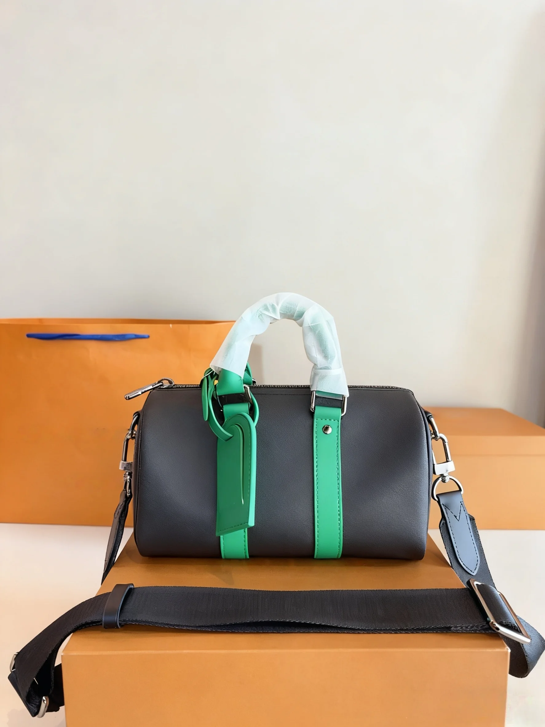 

2025 New SIZE: 25x11x14 CM Fashionable Versatile bags leather cherry Portable can be carried on the shoulder no boxes