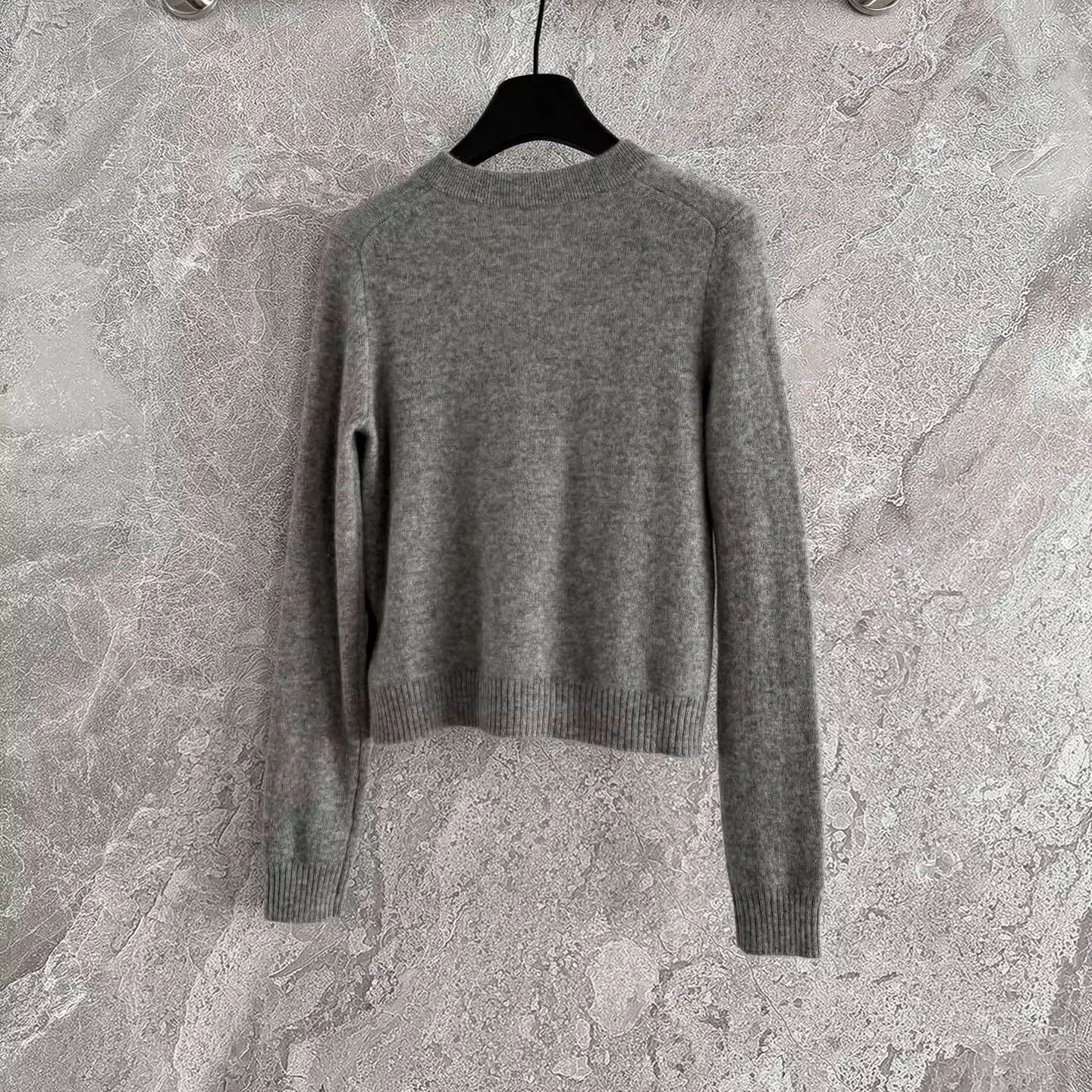 

2025 Early Autumn Gray Knitwear Cashmere Blended Yarn Placket Petal Wavy Edge