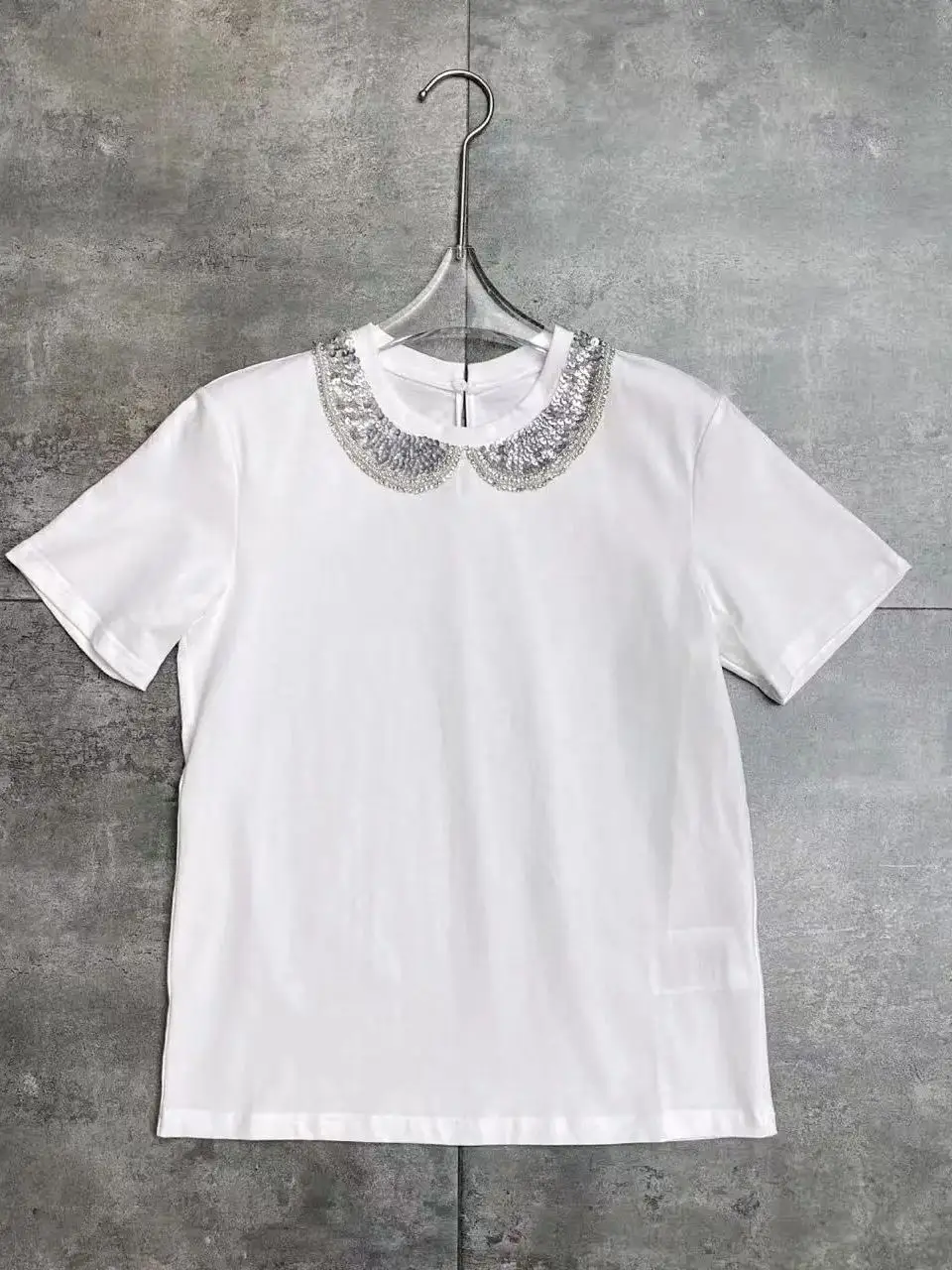 

Весенняя футболка из хлопкового джерси с воротником, украшенным бисером, в молодежном стиле