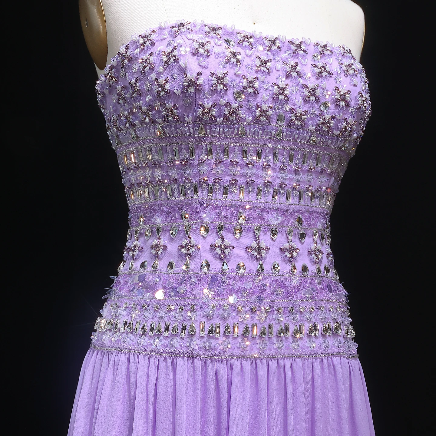Sharon Said Funkelndes Fliederfarbenes Perlenbesetztes Plissiertes Chiffon-Abendkleid mit Fließendem Schal Dubai Saudi Hochzeitsfeier SS539 Maßanfertigung – Detail 9