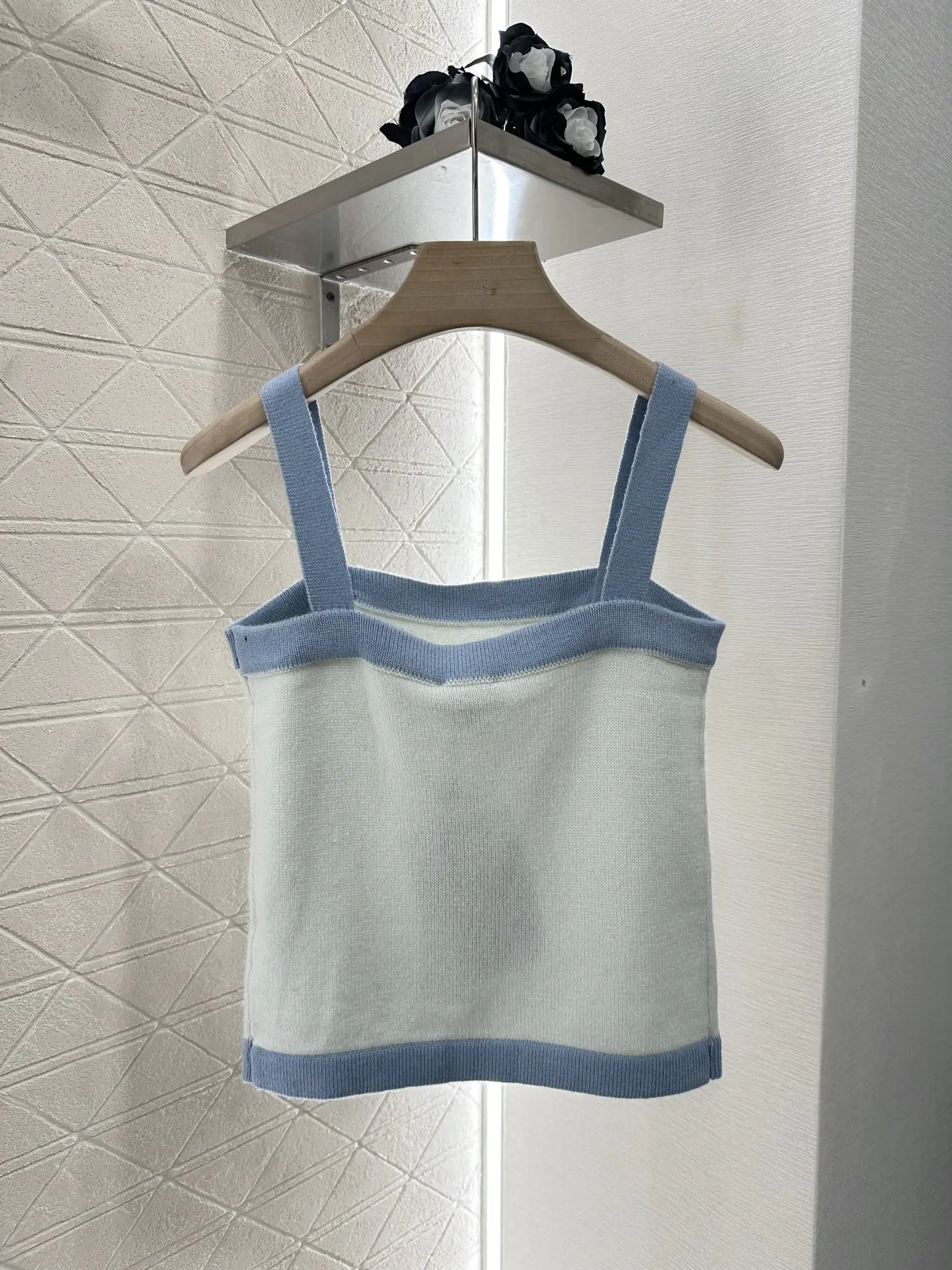 

2025 New Fashionable Versatile Slimming Figure-hugging Vest Sleeveless Cashmere Four Colors Sweater