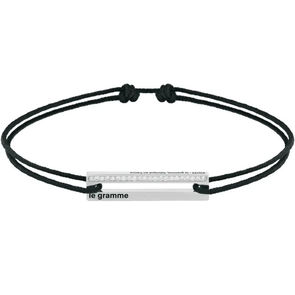Esta pulsera con cordón Le Gramme de 1.7g presenta una etiqueta de plata de ley y un cordón ajustable, lo que la convierte en una joya francesa clásica.