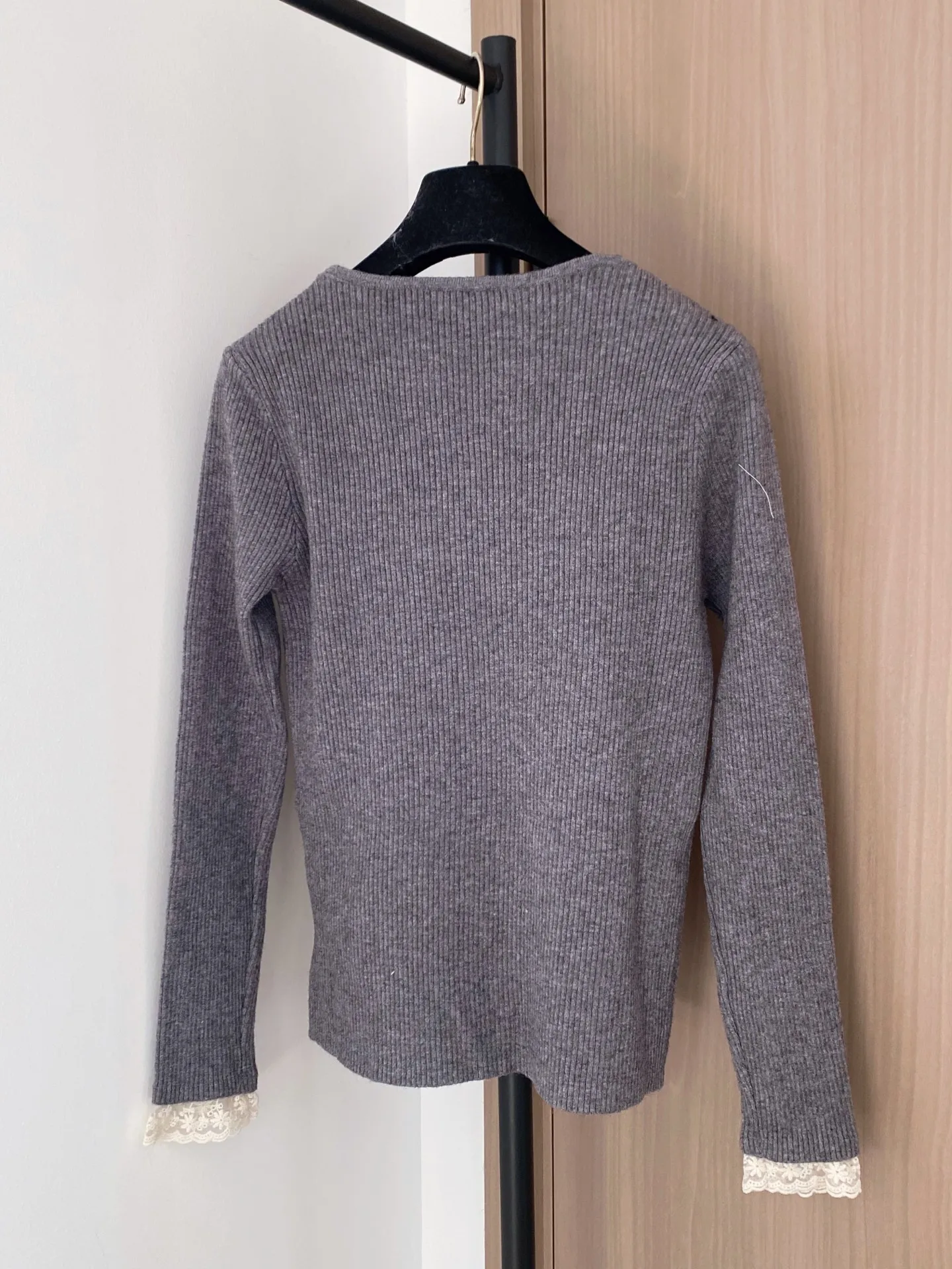 

Высококачественная женская рубашка с кружевным низом, женская осенне-зимняя облегающая рубашка, удобный свитер с внутренним слоем, вязаный свитер