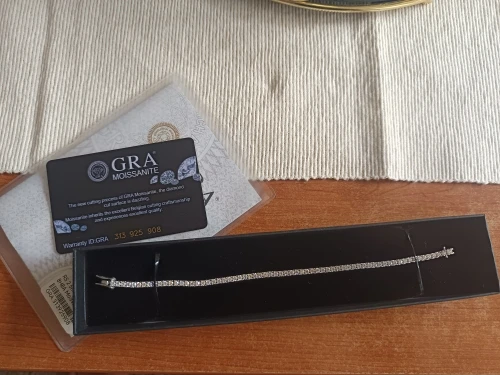 Pulsera de moissanita en mano