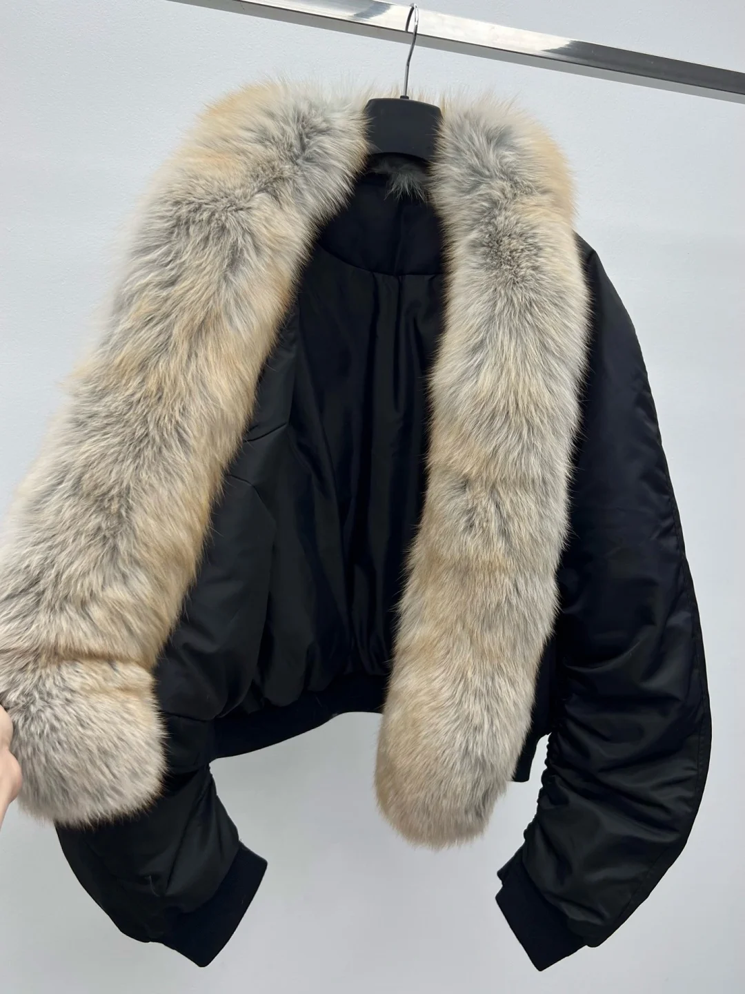 سترة كبيرة الحجم بياقة من فرو الثعلب وغطاء للرأس قابل للفصل 90% من ريش الأوز الأبيض معطف منتفخ حديث ملابس خروج عصرية للنساء شتوية