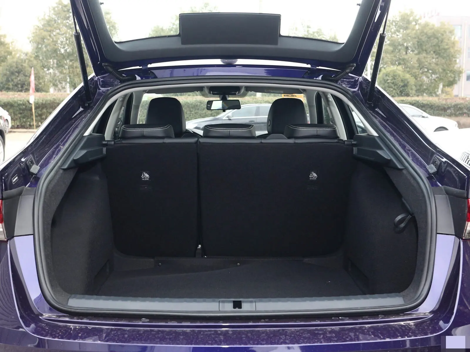 

Газовые упоры с пружиной для Skoda Octavia MK4 NX/NX3 Liftback 2019-2026 без электропривода багажника, задние амортизаторы крышки багажника