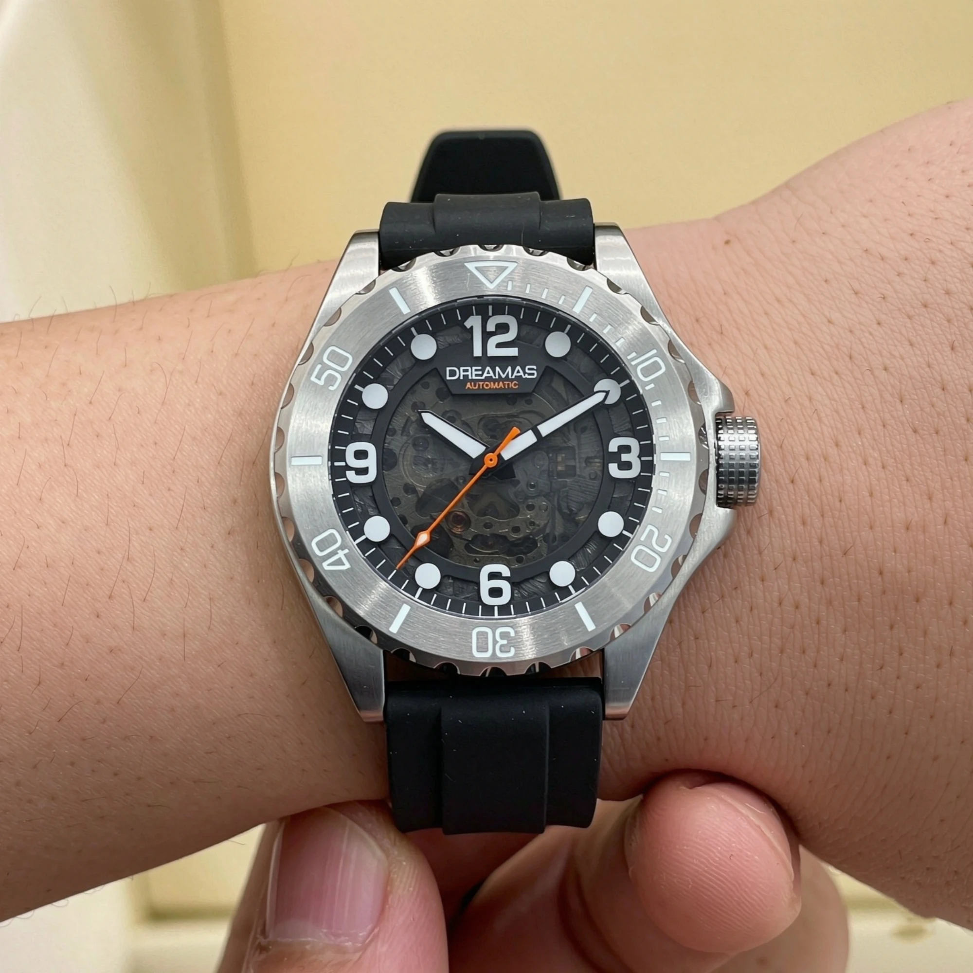 DREAMAS 1000M Taucheruhr mit Titanlegierungsgehäuse, Japanischem Uhrwerk, Kohlefaser-Skelettzifferblatt und 3D-Leuchtfunktion – Detail 9