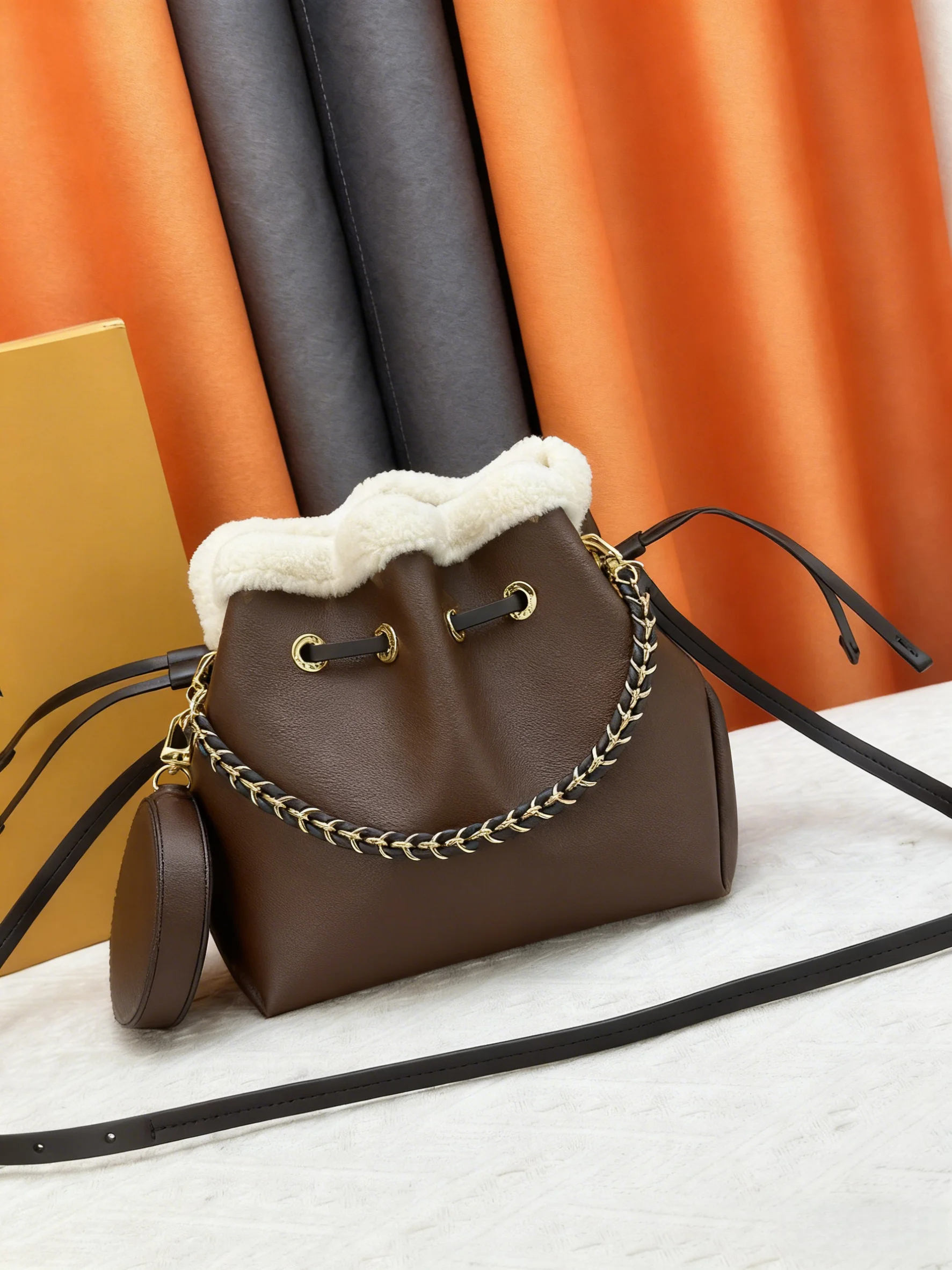 

2025 New SIZE: 19X22X14 CM Fashionable Versatile bags leather cherry Portable can be carried on the shoulder no boxes