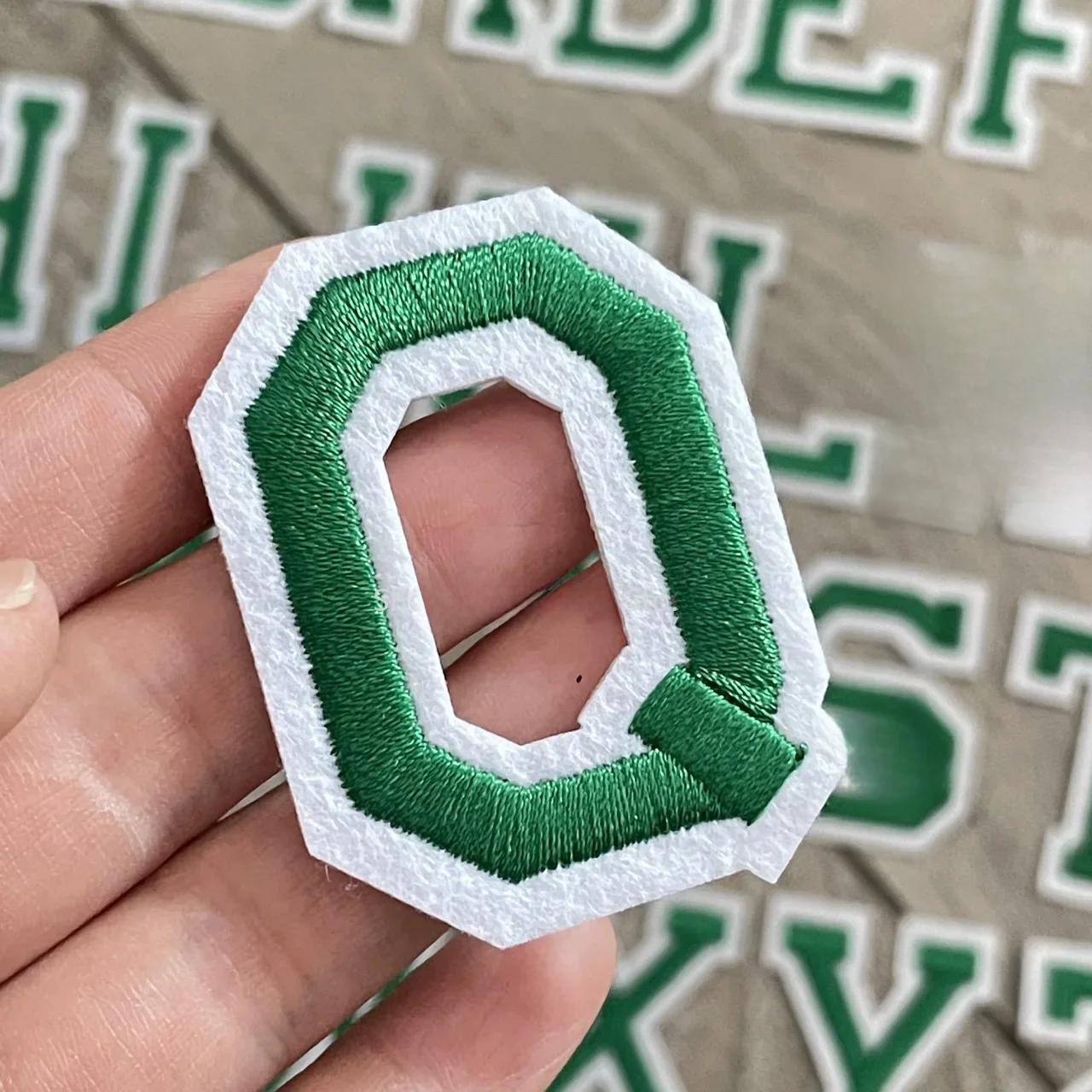 Patchs de lettres vert foncé brodés, 5cm, pour vêtements, alphabet, ABCD, EFG, HIJK, LMN, OPQ, RST, UVW, XYZ, accessoires de bricolage