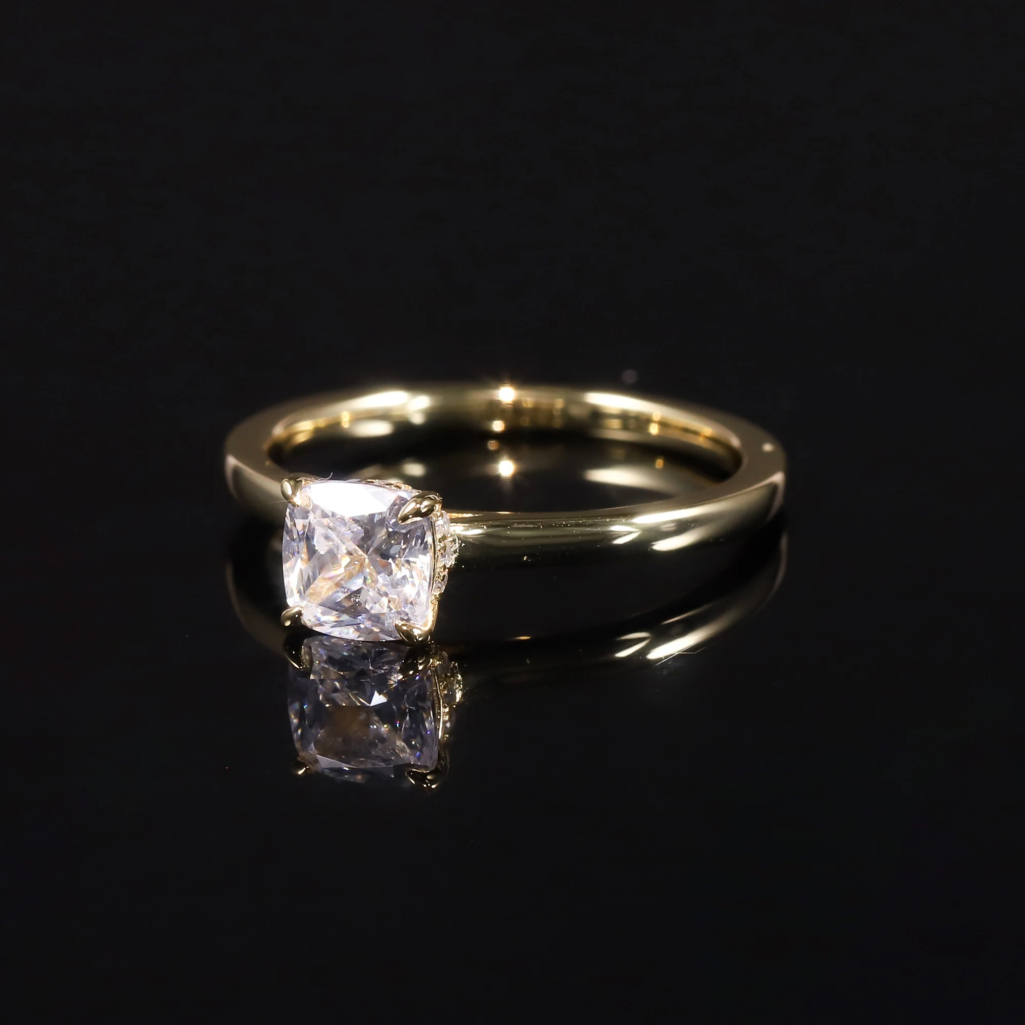 GEM'S BALLET 0.8CTW 5.5 ملم قطع الوسادة فريزيا المخفية هالو مويسانيتي سوليتير خاتم الخطوبة مطلي بالذهب عيار 18 قيراط 925 فضي