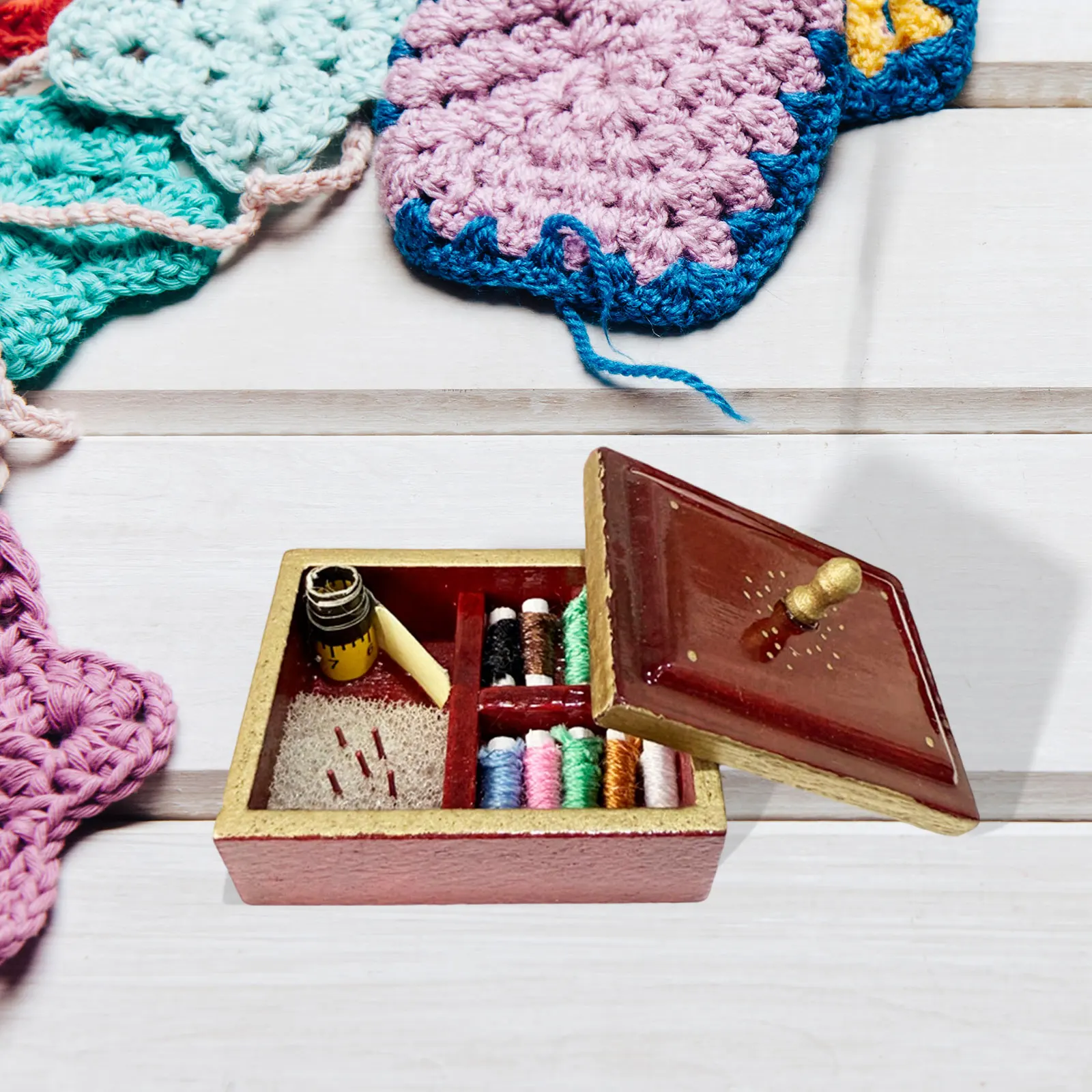 Kit de herramientas de costura para casa de muñecas a escala 1:12, accesorios para muñecas, simulación de decoración, Mini caja de costura Vintage con cubierta, piezas de casa de muñecas de juguete