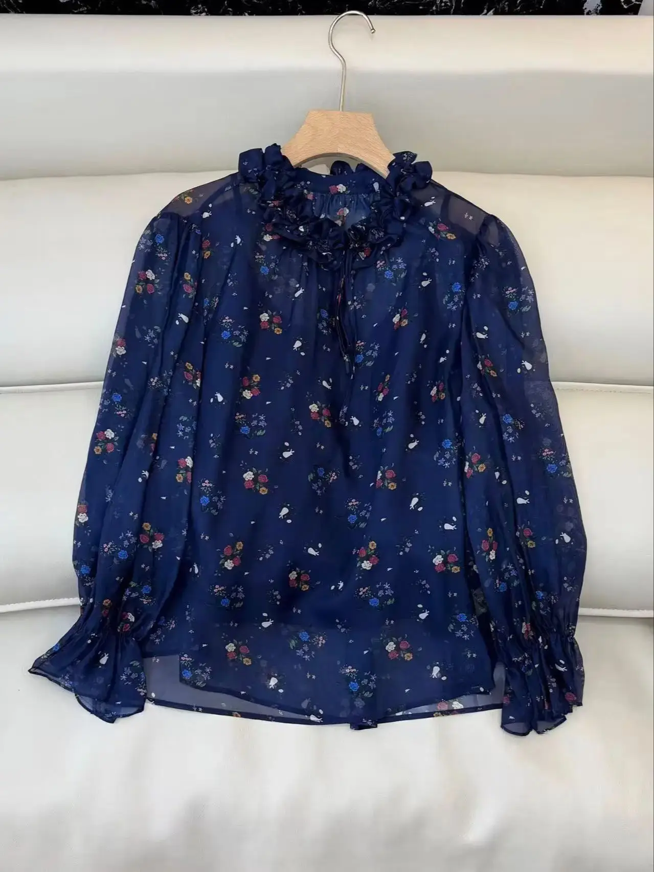 

Весенняя женская рубашка с цветочным принтом и рюшами на воротнике