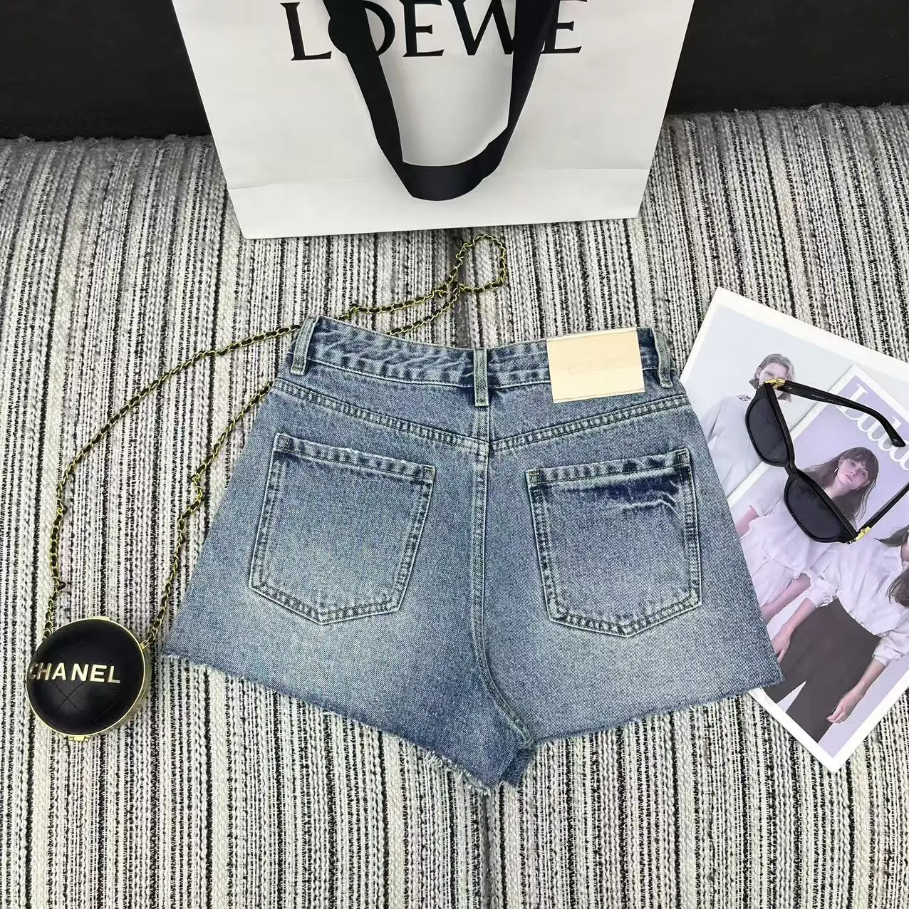 

The new summer 2025 collection features brand-new beaded letter women's denim shorts that are both casual versatile for washing