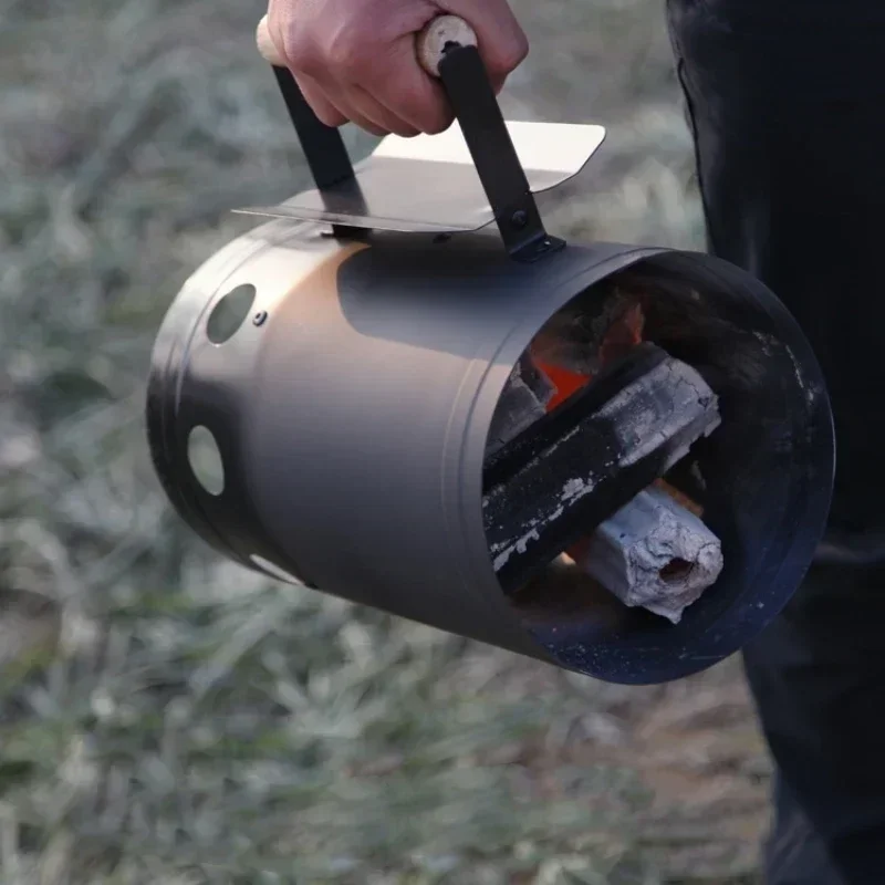 Barbecue portable en acier inoxydable avec seau à charbon et allumeur intégré, robuste et pratique pour l'extérieur