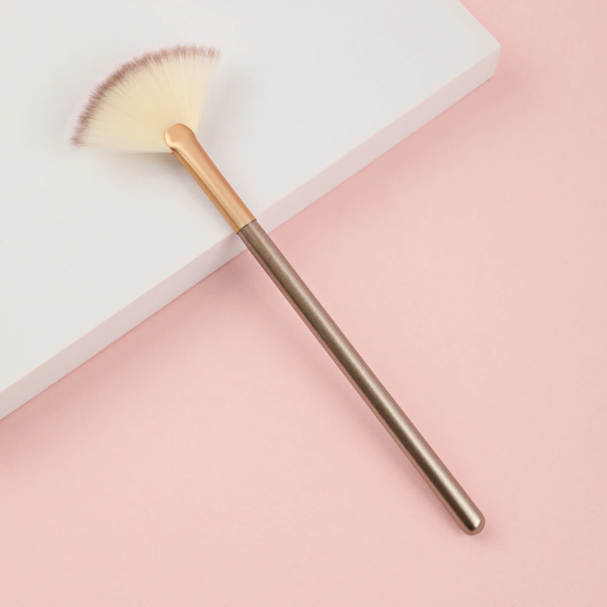 1PC Fan-shaped highlight brush contour brush blending highlight makeup brush blush face loose powder brush cosmetics beauty tool