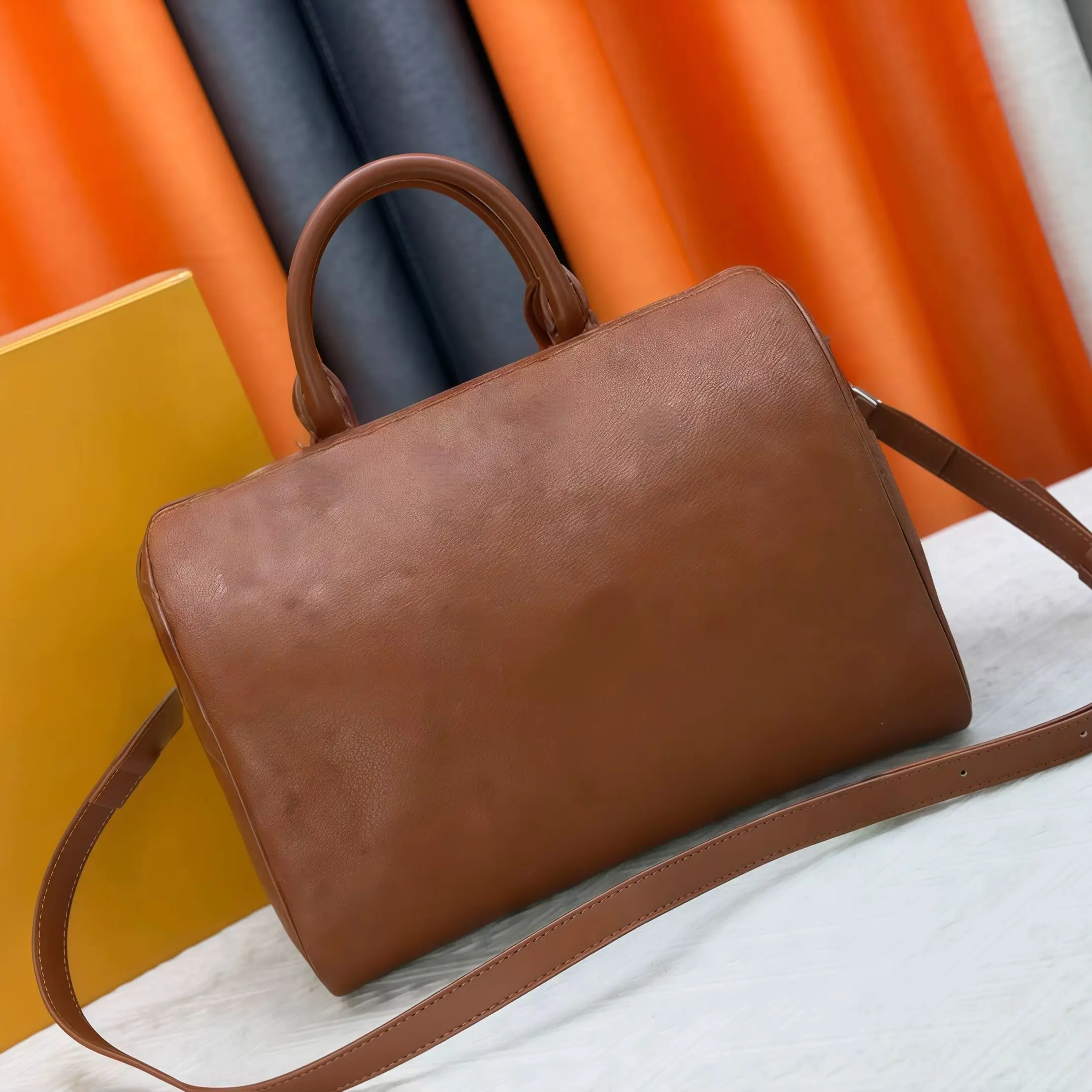 

2026 New Classic Women's Handbag, Large Capacity, Burgundy, Soft Cowboy Leather Handle, Brown 30 x 21 x 17 cm