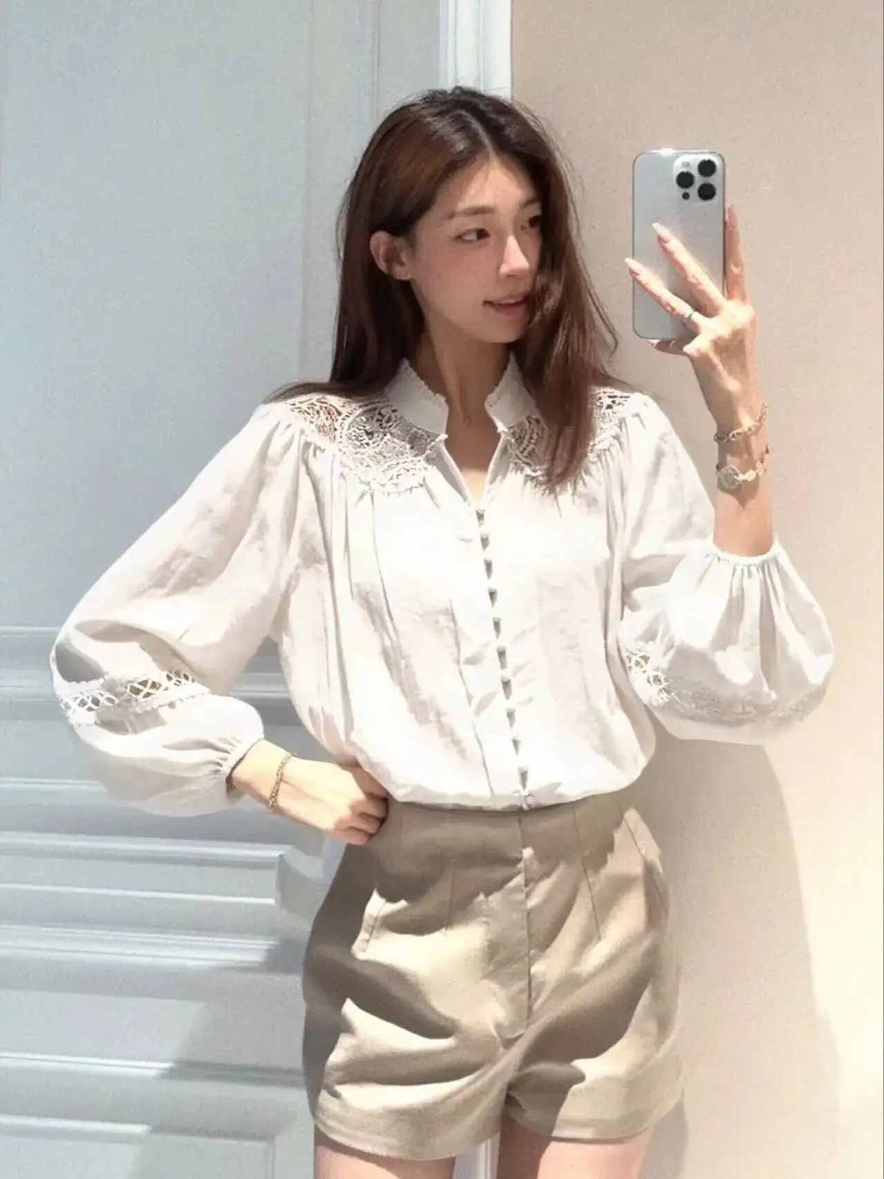 

Elegant ramie blouse with heavy-duty hollow-out waist floral lace