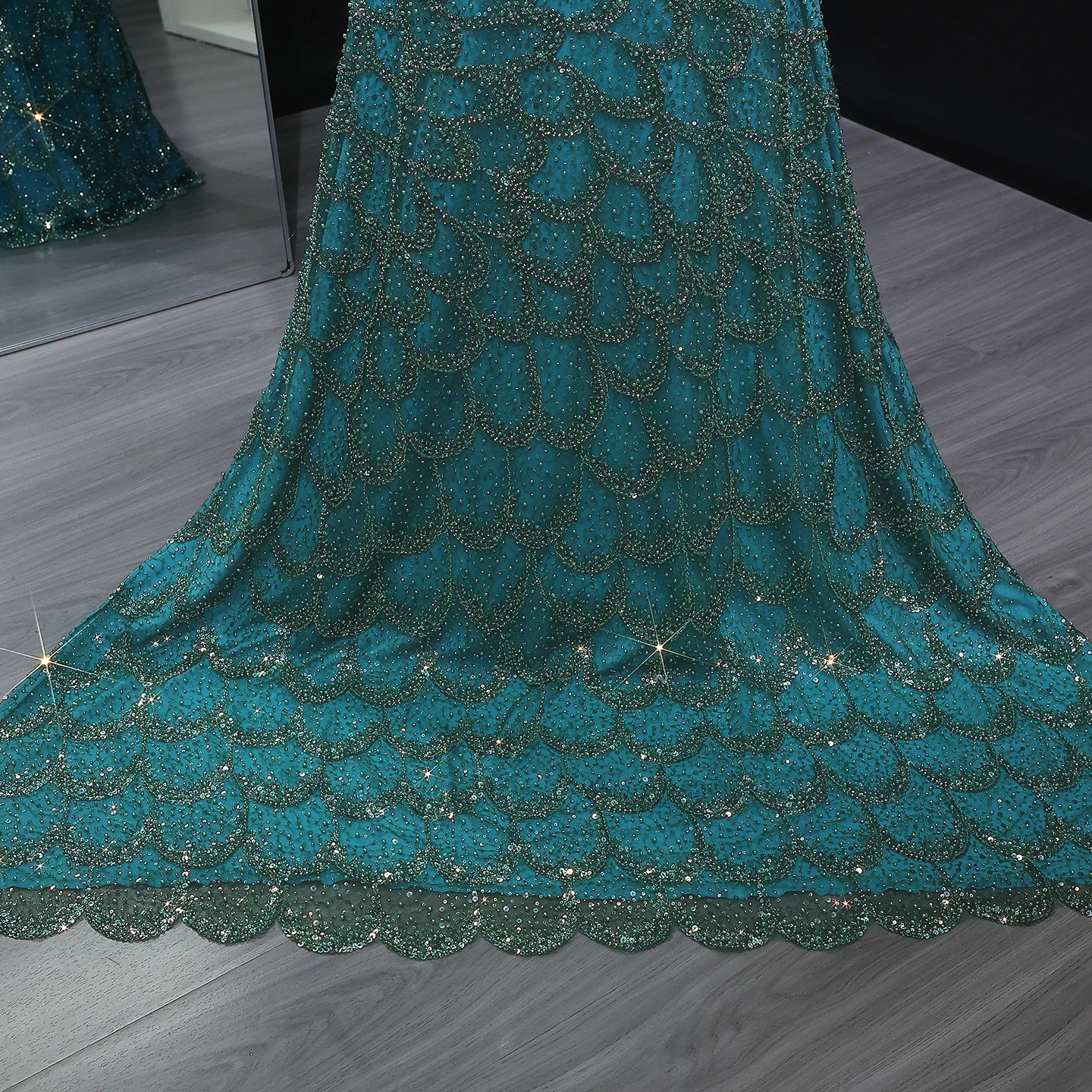 Sharon Said: Atemberaubendes smaragdgrünes trägerloses Meerjungfrauen-Abendkleid, langes arabisches Verlobungs-, Hochzeits- und festliches Partykleid SS601, maßgeschneidert. – Detail 10