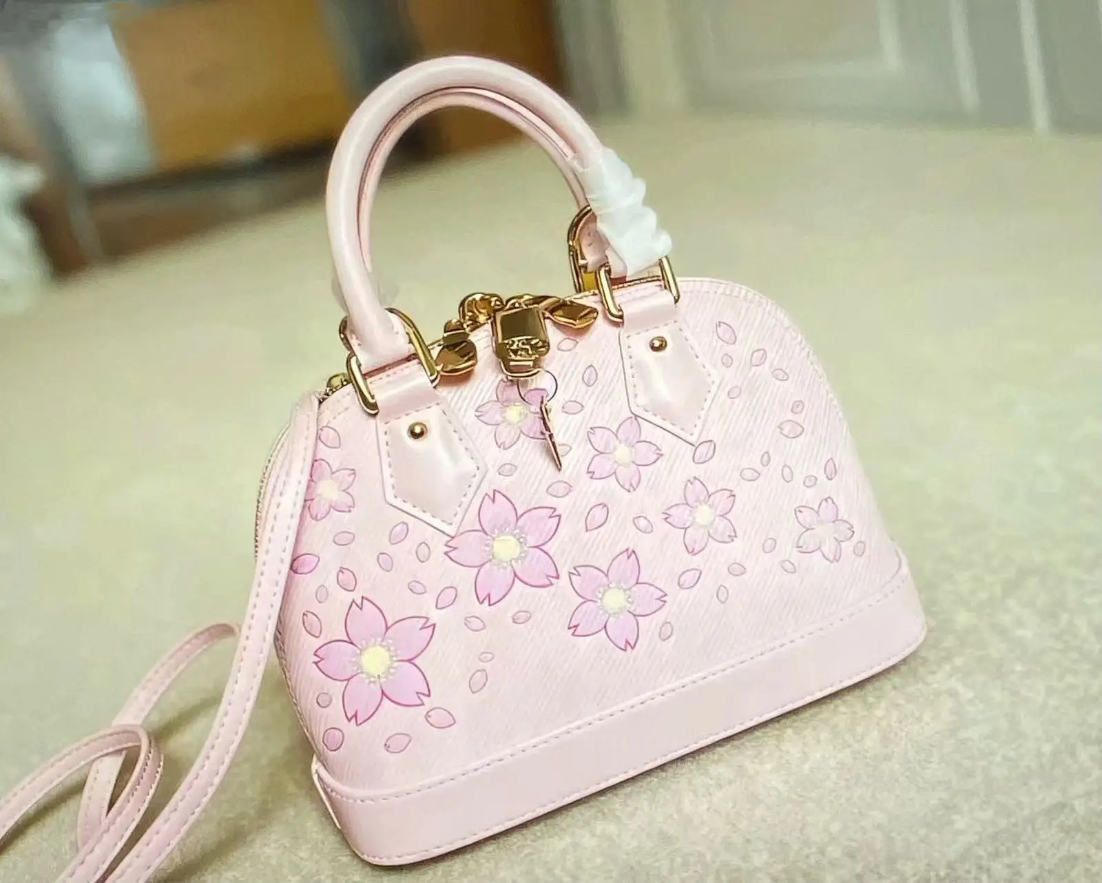 

Sweet Pink Cherry Blossom Pattern Women Leather Water Ripple Handbag with Detachable Shoulder Strap (size: 23.5-17.5-11cm)PB3