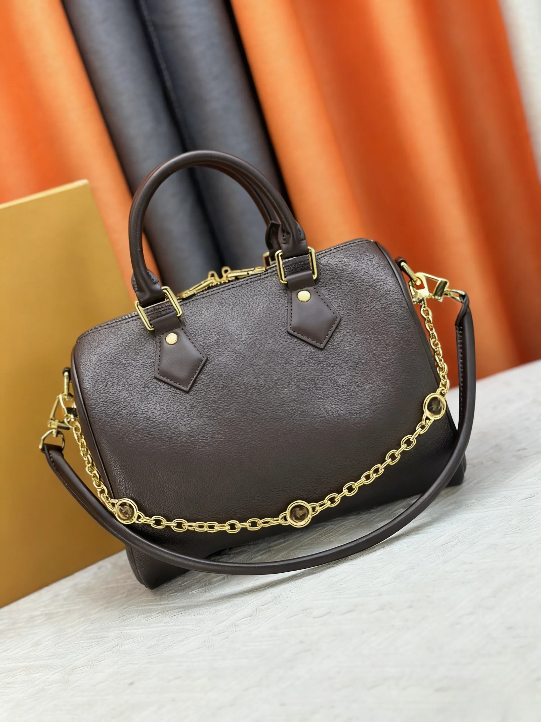 

2025 New SIZE: 25x15x15 CM Fashionable Versatile bags leather cherry Portable can be carried on the shoulder no boxes