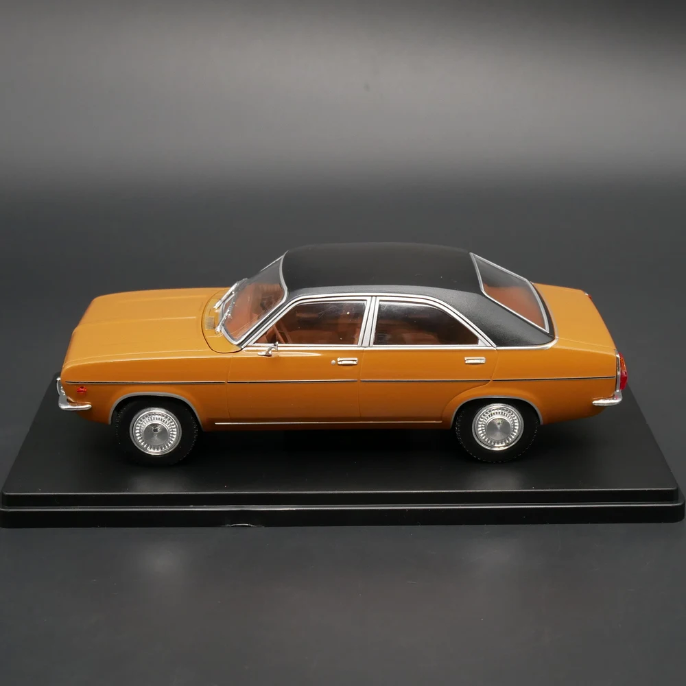 1:24 Scale CHRYSLER 180 1975 Classic Car Alloy Model Ornaments