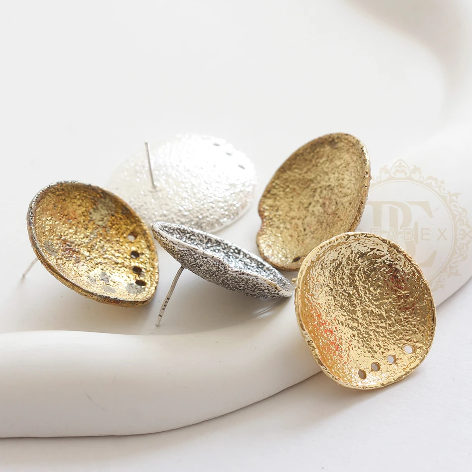 2 piezas (un par) poste de pendiente de latón macizo con pasador de plata de ley - cuenco texturizado con 4 agujeros 28x26,4 mm (4884C-G)