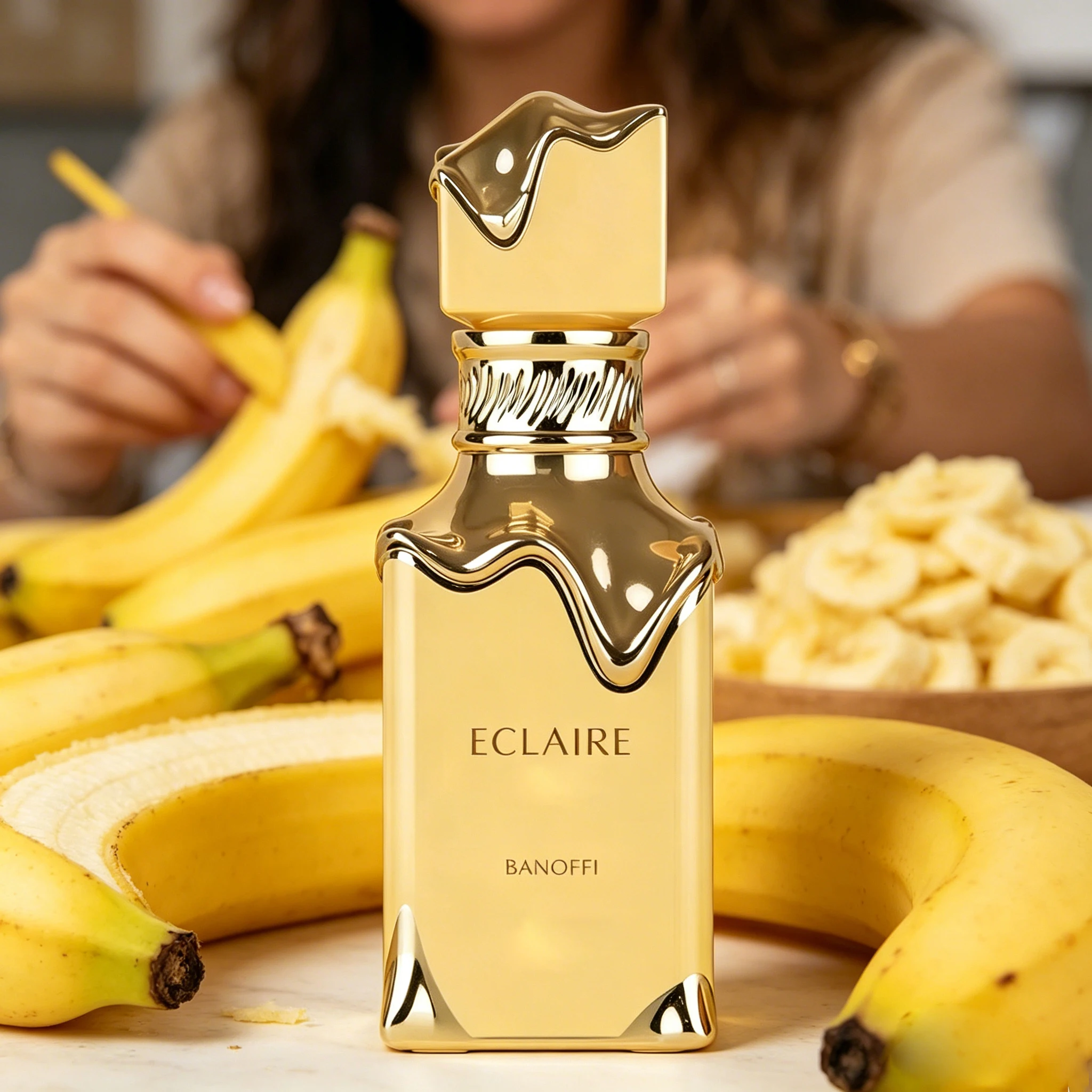 Le parfum ECLAIRE BANOFFI, avec son flacon doré brillant aux notes tropicales, dégage une forte fragrance de lait de banane et une douceur caramélisée, comme si vous étiez sur la plage, avec une odeur douce et décontractée.