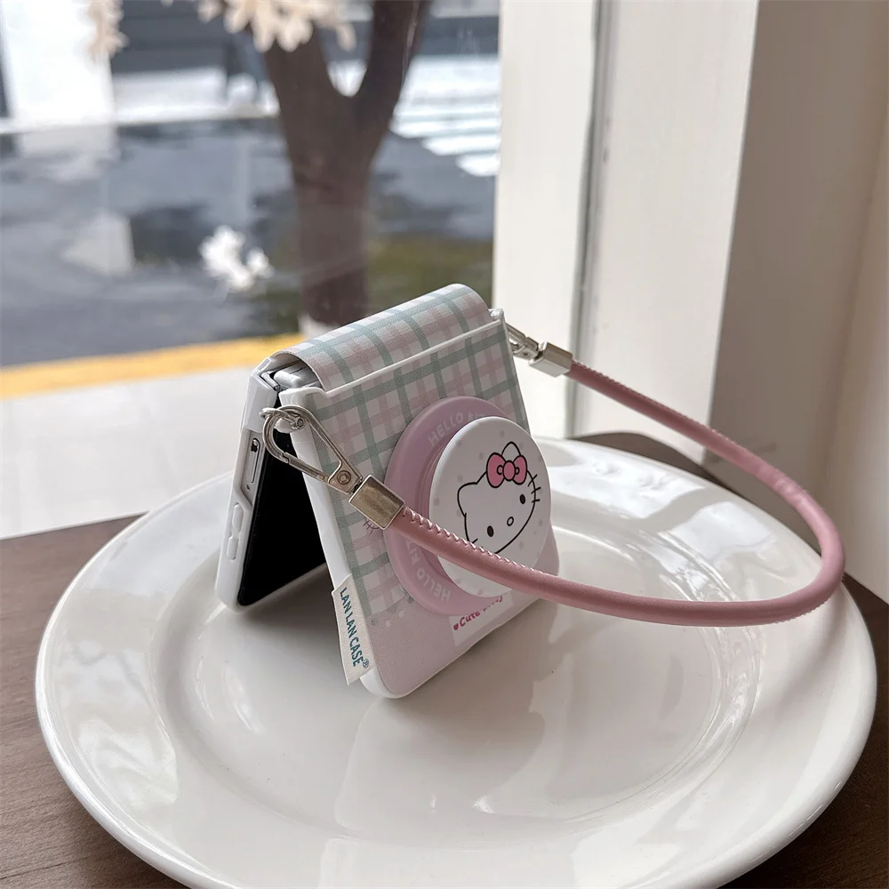 Koreańskie etui na telefon z motywem kreskówkowego kota w kratę, z magnetycznym zamknięciem, do modeli Samsung Galaxy Z Flip6, 7 FE, Flip 8, 7, 6, Flip 5, 6, Flip7, 6, z podstawką i łańcuszkiem. — zdjęcie produktu 3