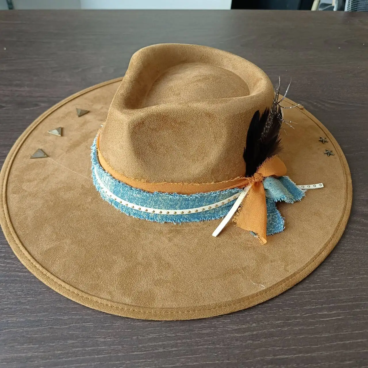 Cappello jazz caffè a tesa larga per uomo e donna, moda retrò, fedora decorata con piume rivettate, cappello di paglia Panama, nuovo stile