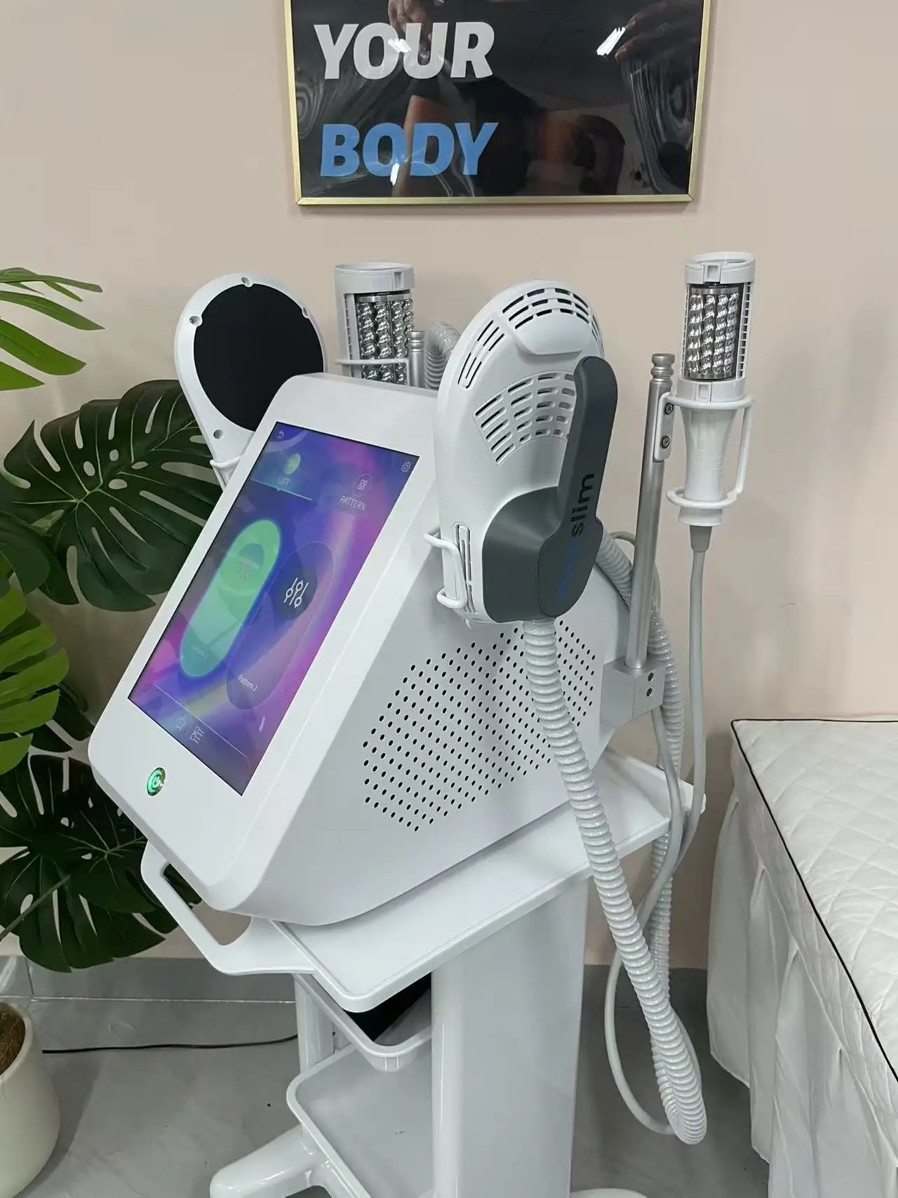 

Аппарат для коррекции фигуры MyoSlim6500W RF: сжигание жира для похудения бедер и талии, стимуляция мышц живота и формирование контуров мышечной массы.