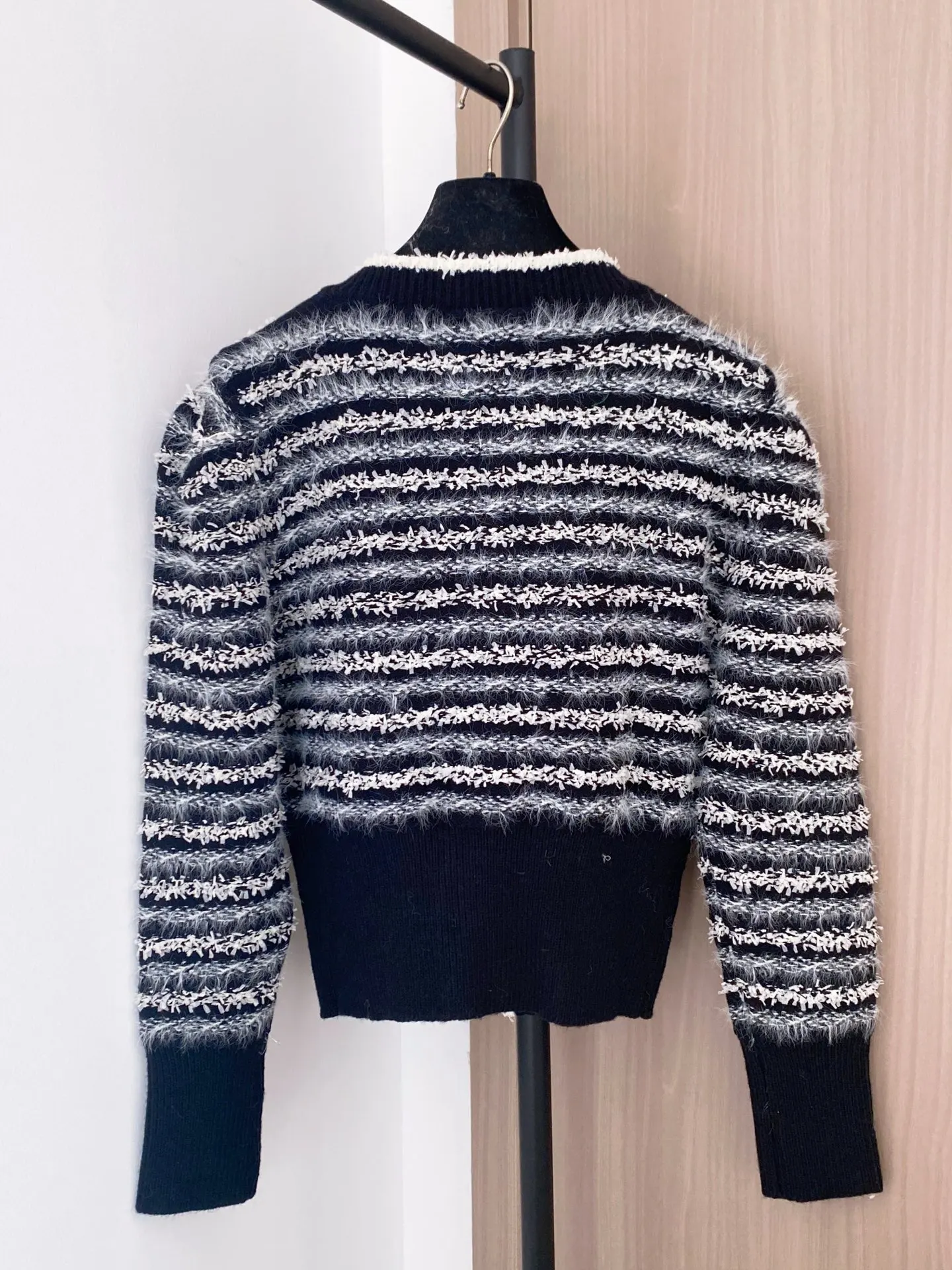 

2025 Autumn and Winter Black and White Striped Knitted Round Neck Cardigan Dlim Fit Temperament SImple long Sleeved Top 178